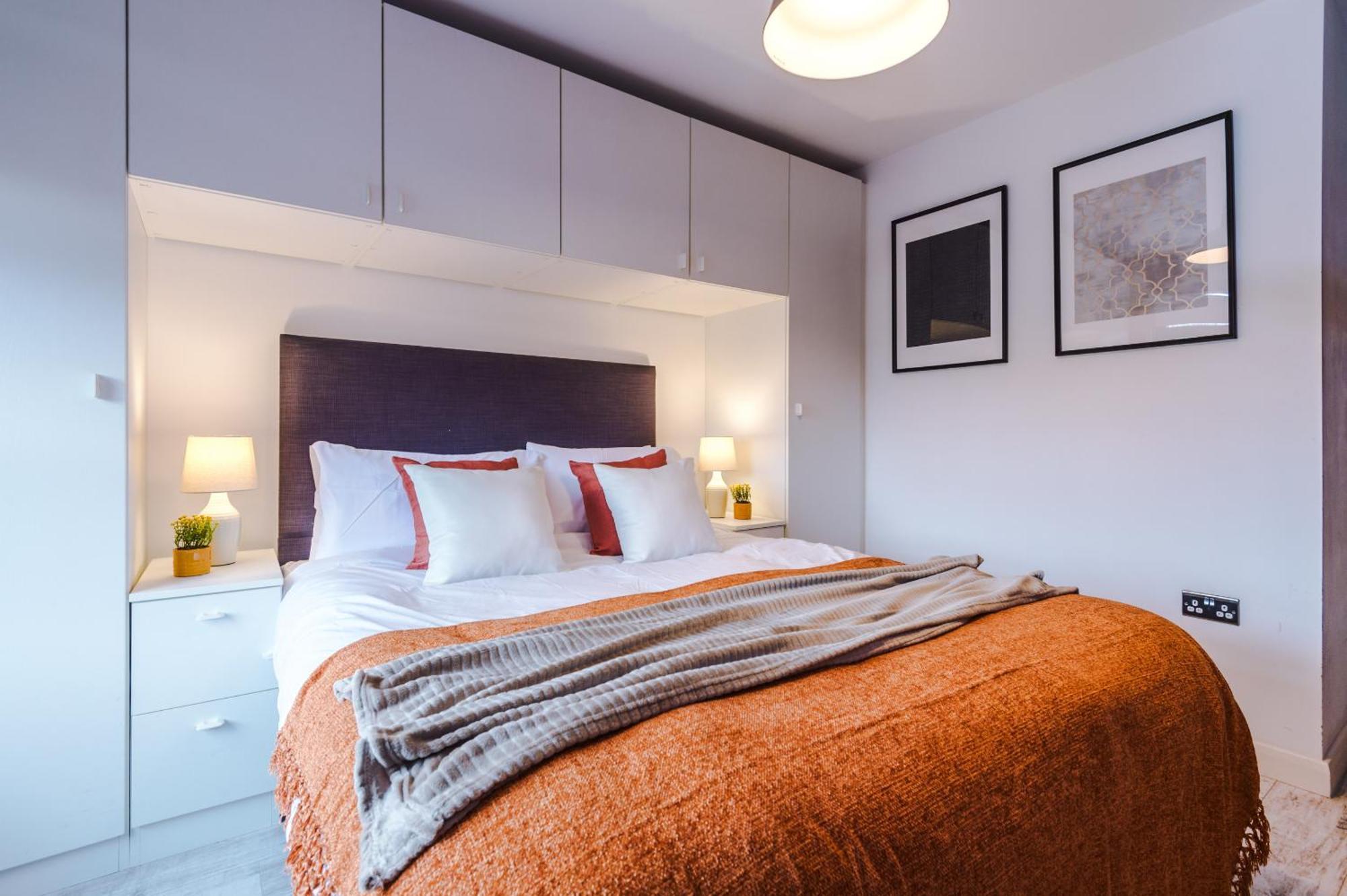 2 King Size Beds In Manhattan Styled Oversize