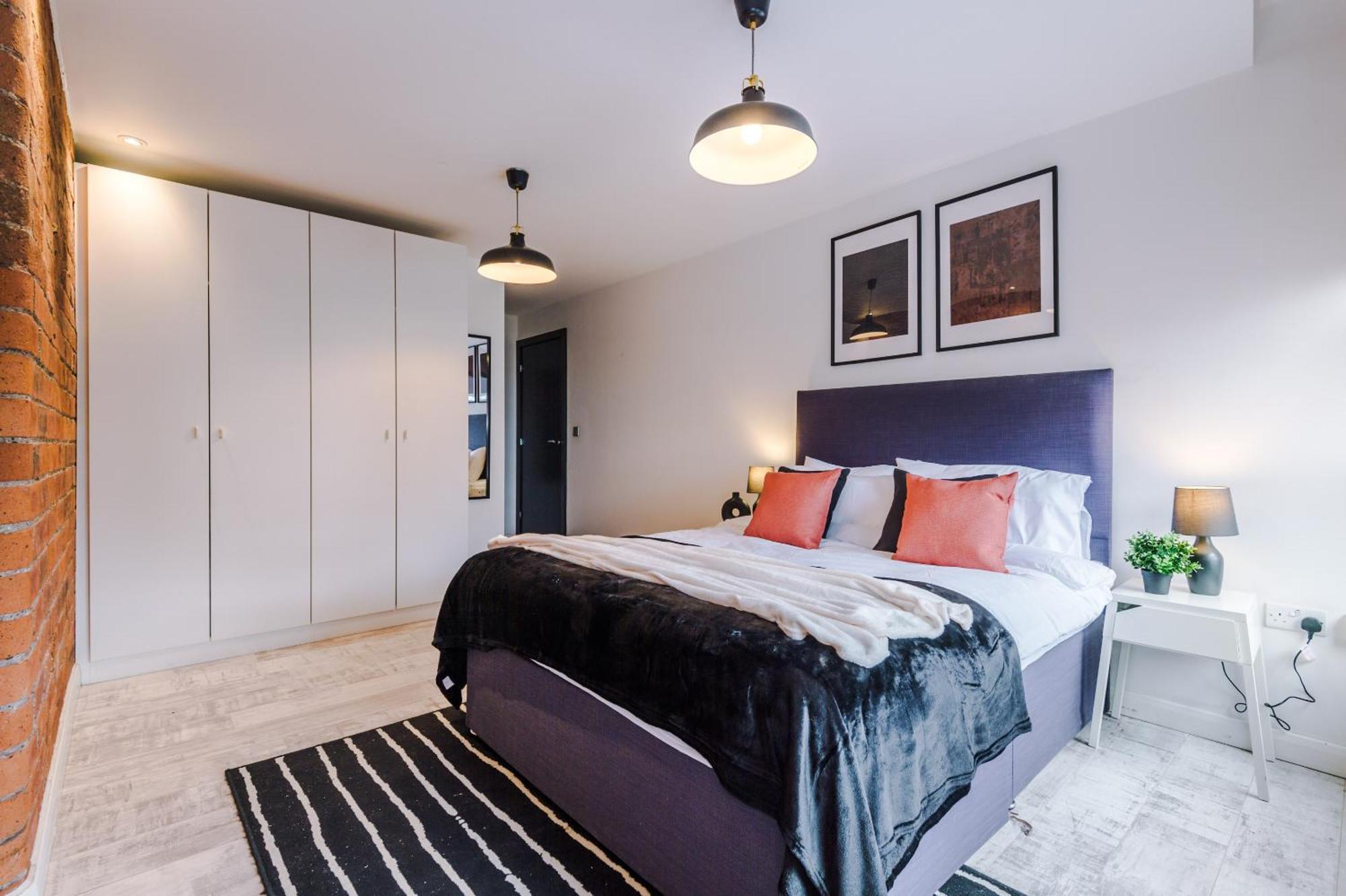 2 King Size Beds In Manhattan Styled Oversize Leeds (West Yorkshire)