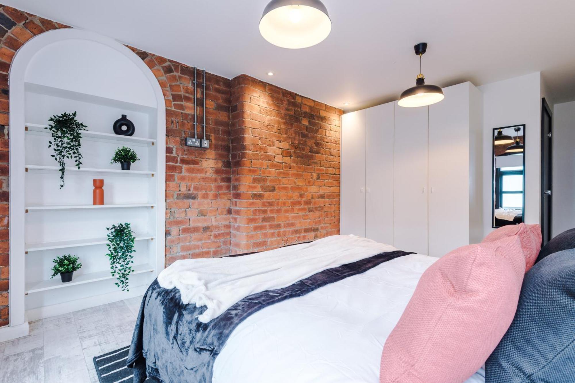 Apartment 2 King Size Beds In Manhattan Styled Oversize Leeds (West Yorkshire)