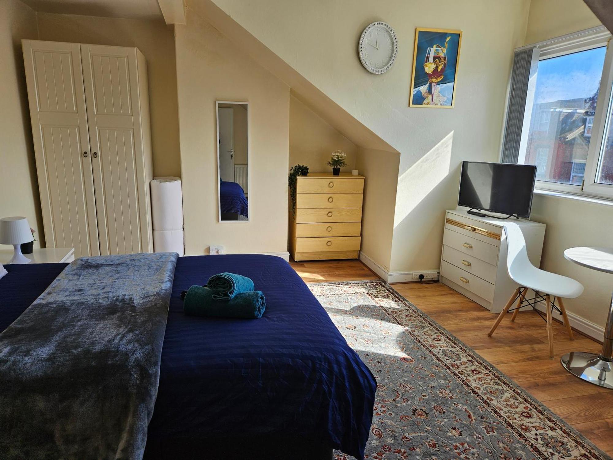 Homely Double Bed, Tv, Wi-fi And Garden Leeds (West Yorkshire)
