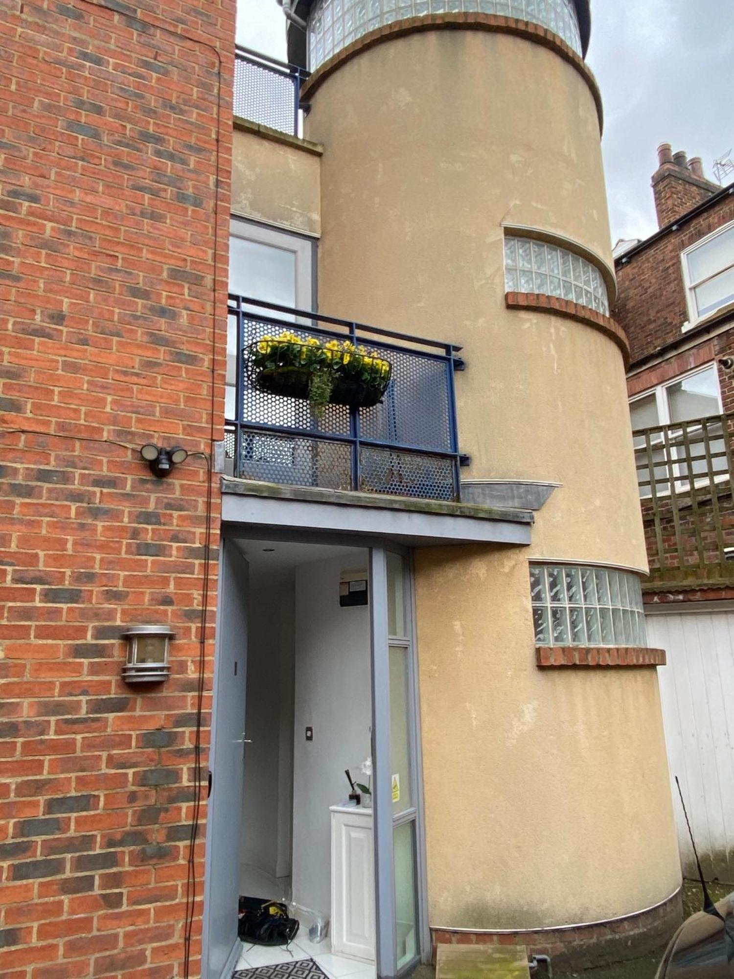 Leeds Townhouse With Private Roof Garden Sleeps 4