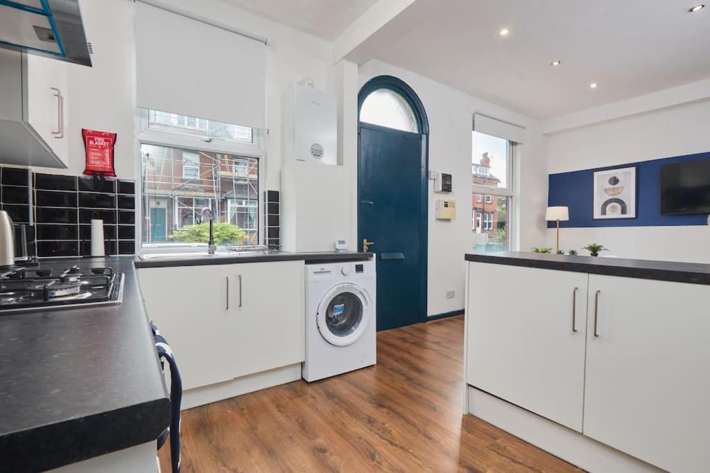 Large House Close To Leeds - Ideal For Groups Holiday home *