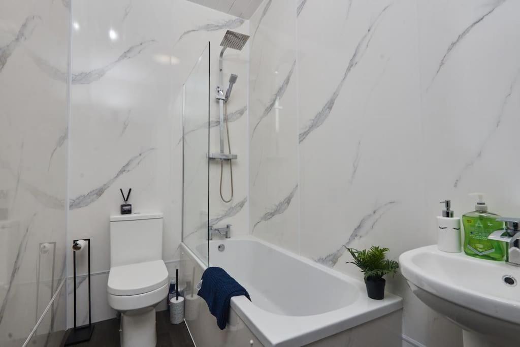 Large House Close To Leeds - Ideal For Groups * Leeds (West Yorkshire)