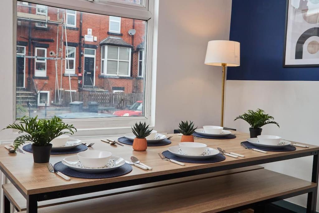 Large House Close To Leeds - Ideal For Groups *