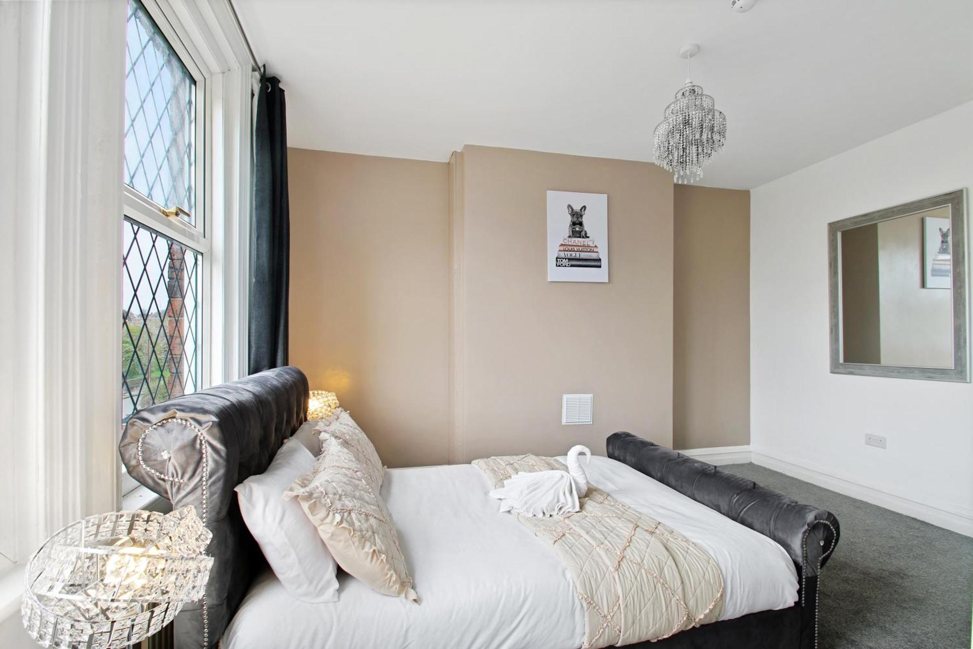 Holiday home In Woodhouse, Leeds,free 4 Car Parking,free Wifi