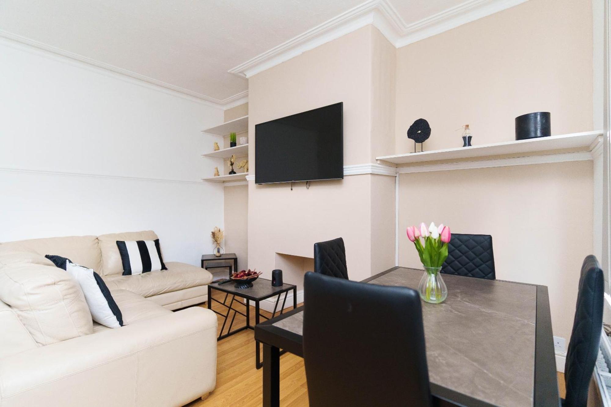 Rio House - 2 Miles From Leeds Holiday home *