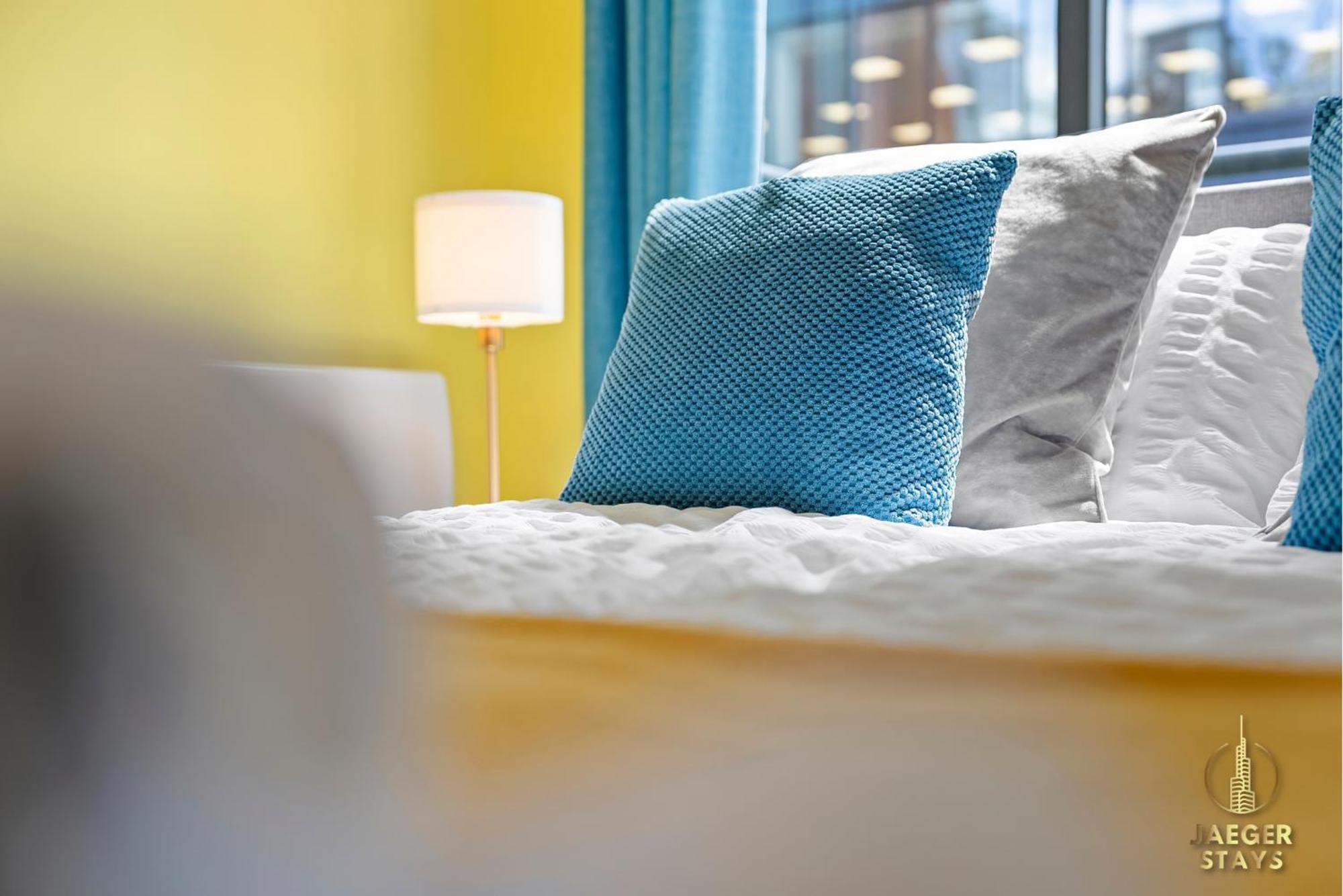 Apartment 2 Bedroom Greek Street - Sleeps Up To 6 *