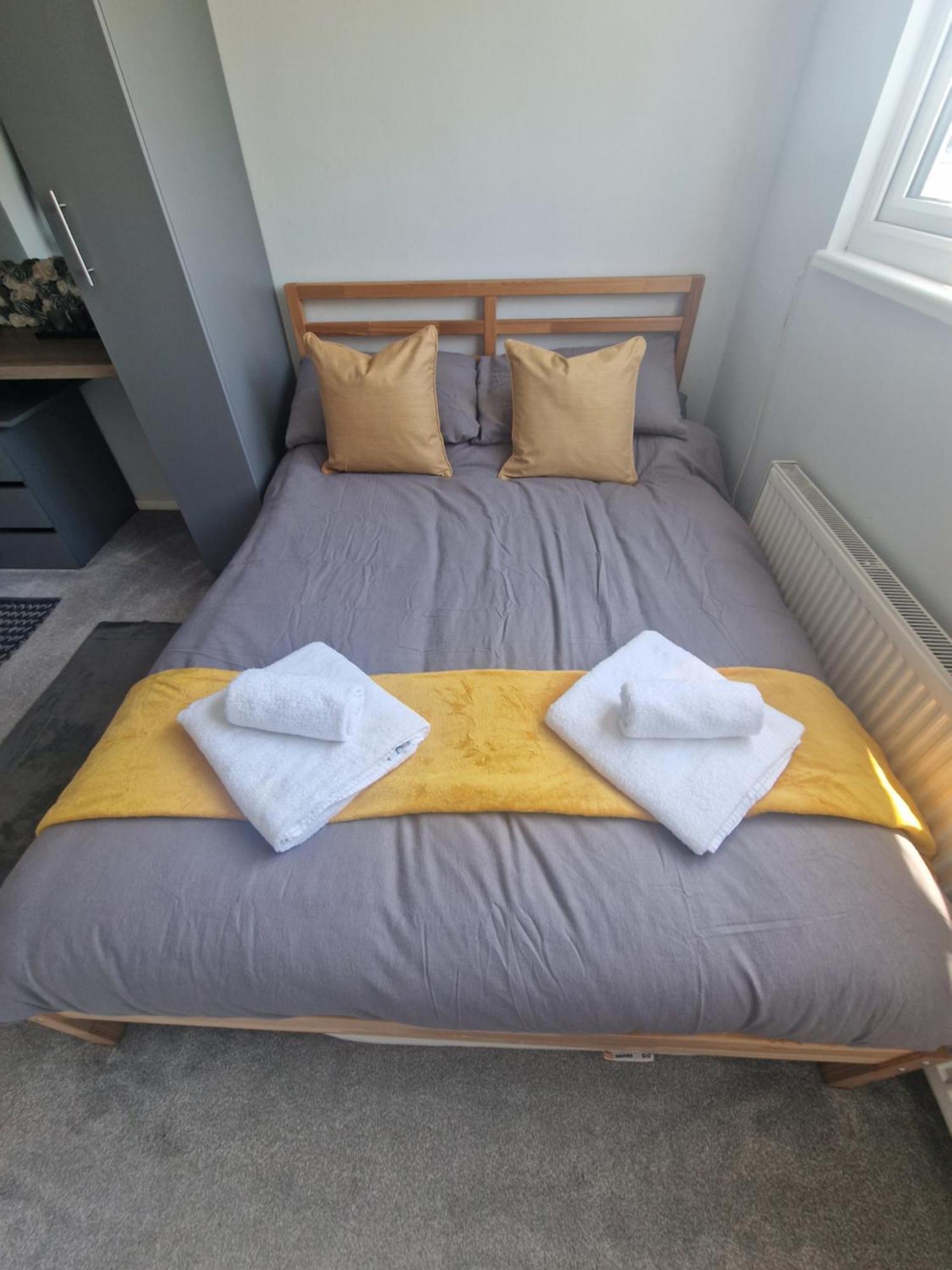 Stylish & Modern 2 Bed House With Free Parking Leeds *