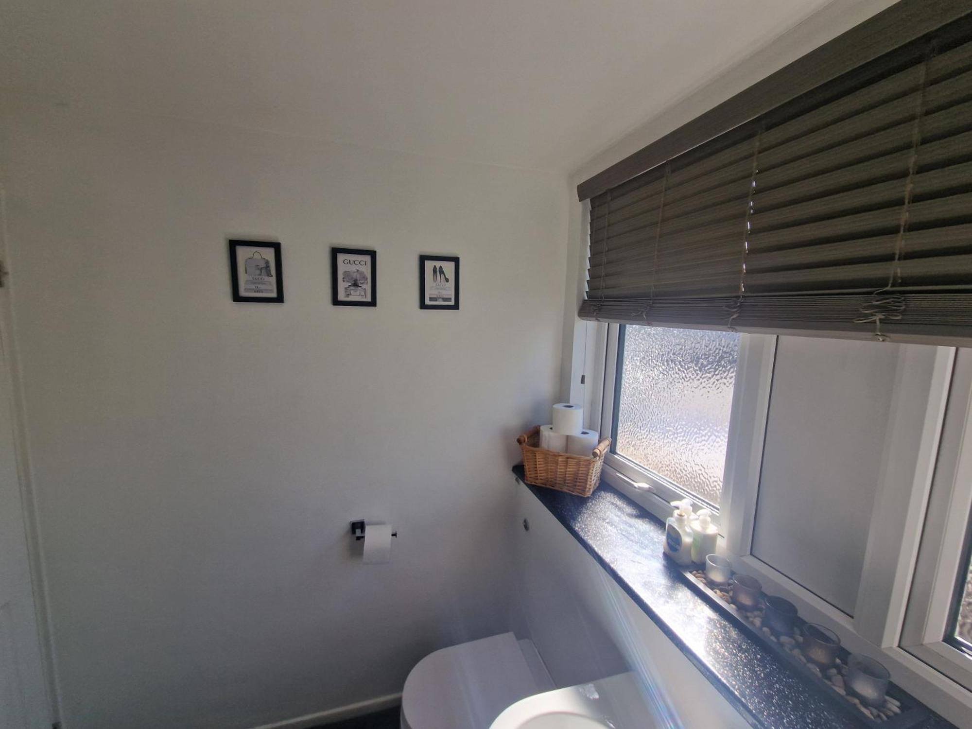 Stylish & Modern 2 Bed House With Free Parking Leeds