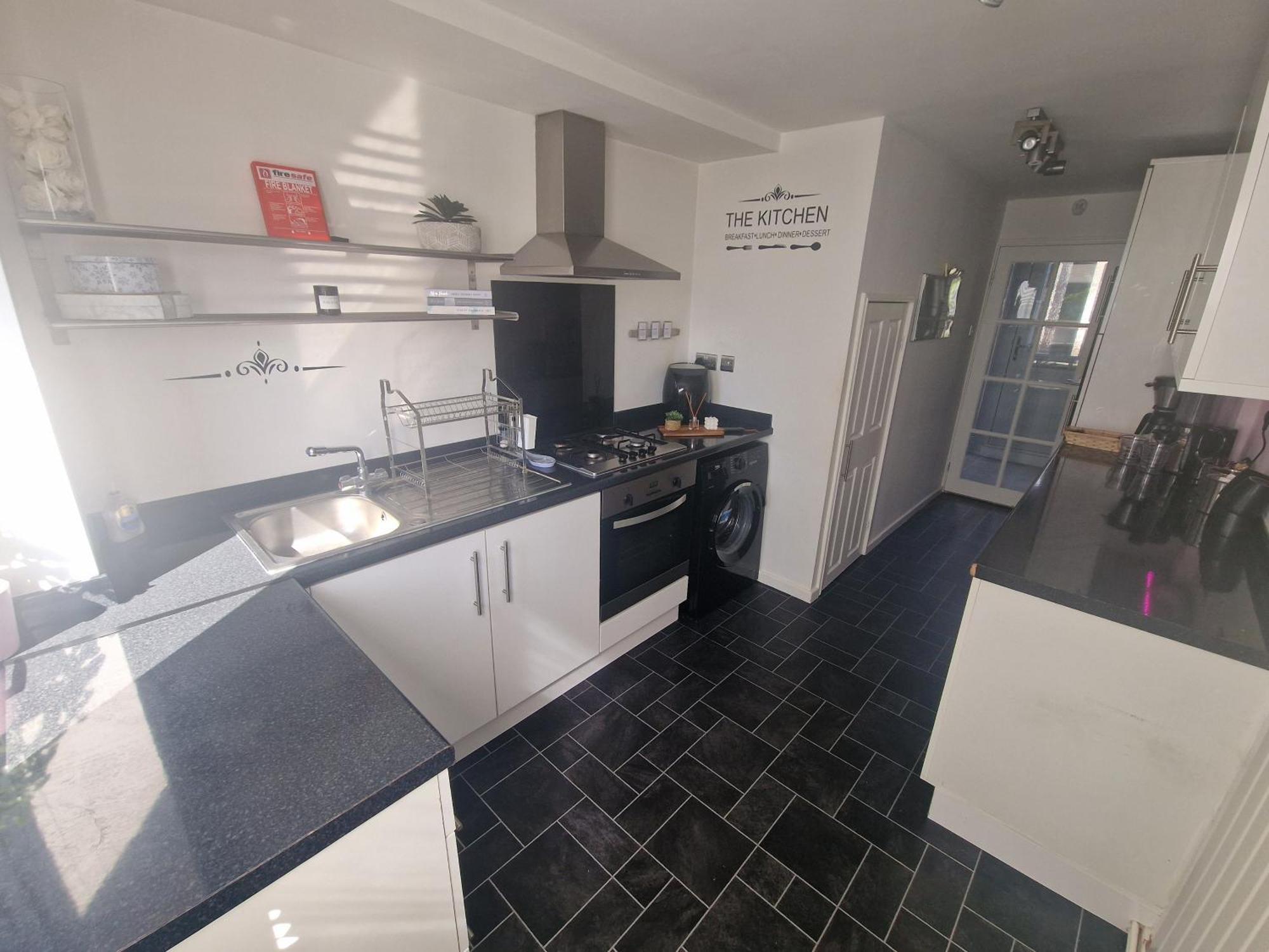Stylish & Modern 2 Bed House With Free Parking Leeds