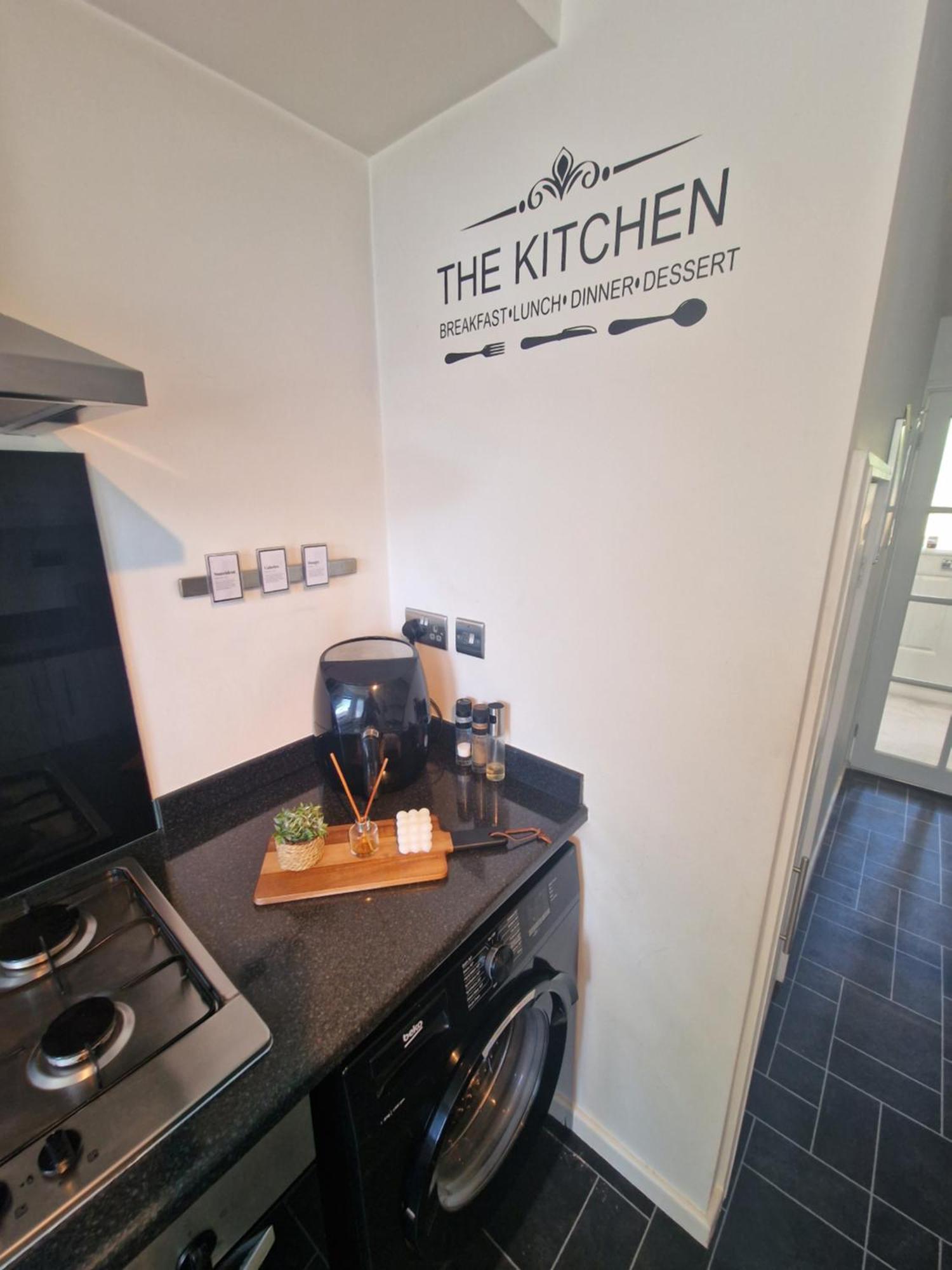 Apartment Stylish & Modern 2 Bed House With Free Parking Leeds *