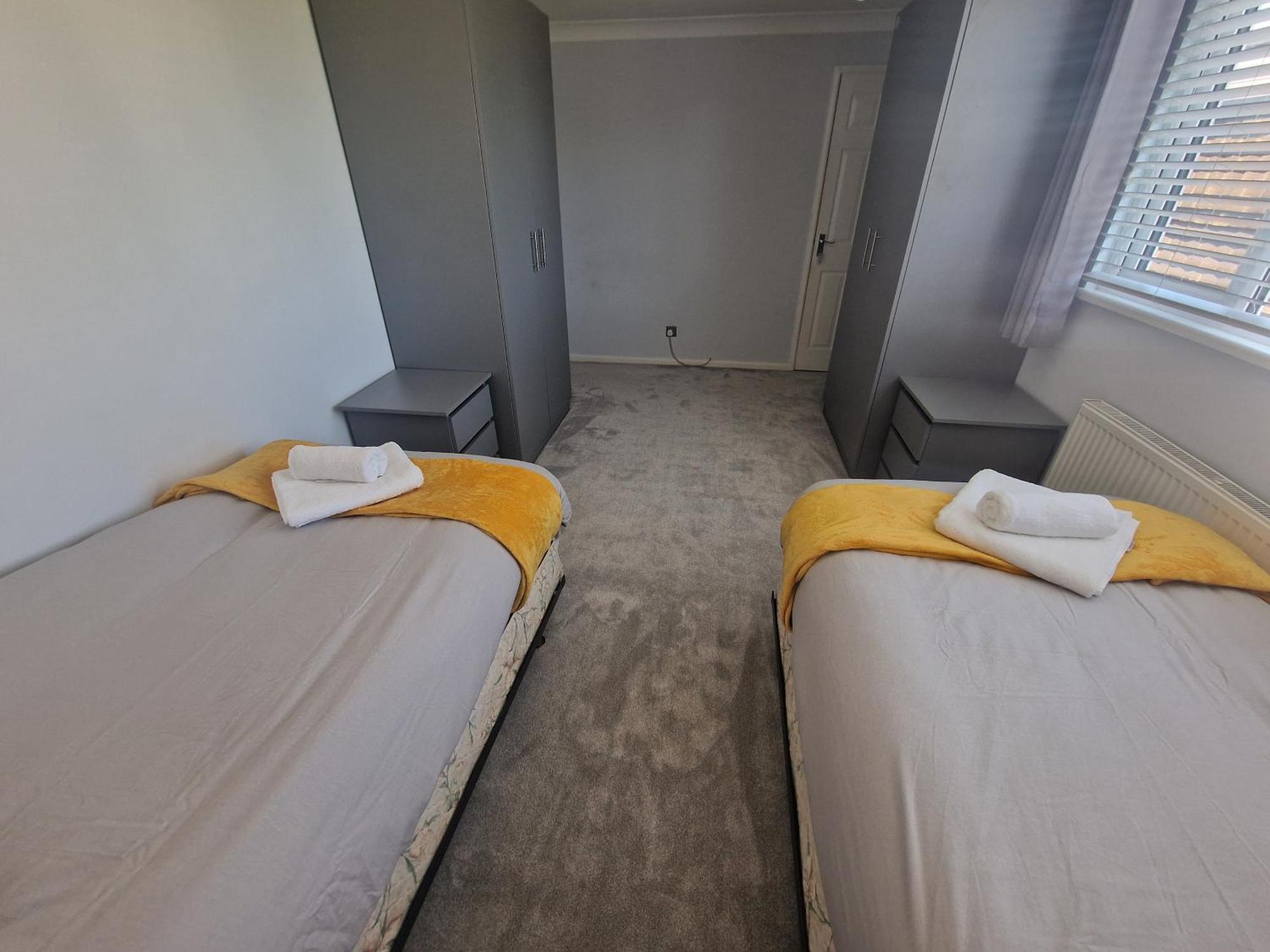 Stylish & Modern 2 Bed House With Free Parking Leeds *