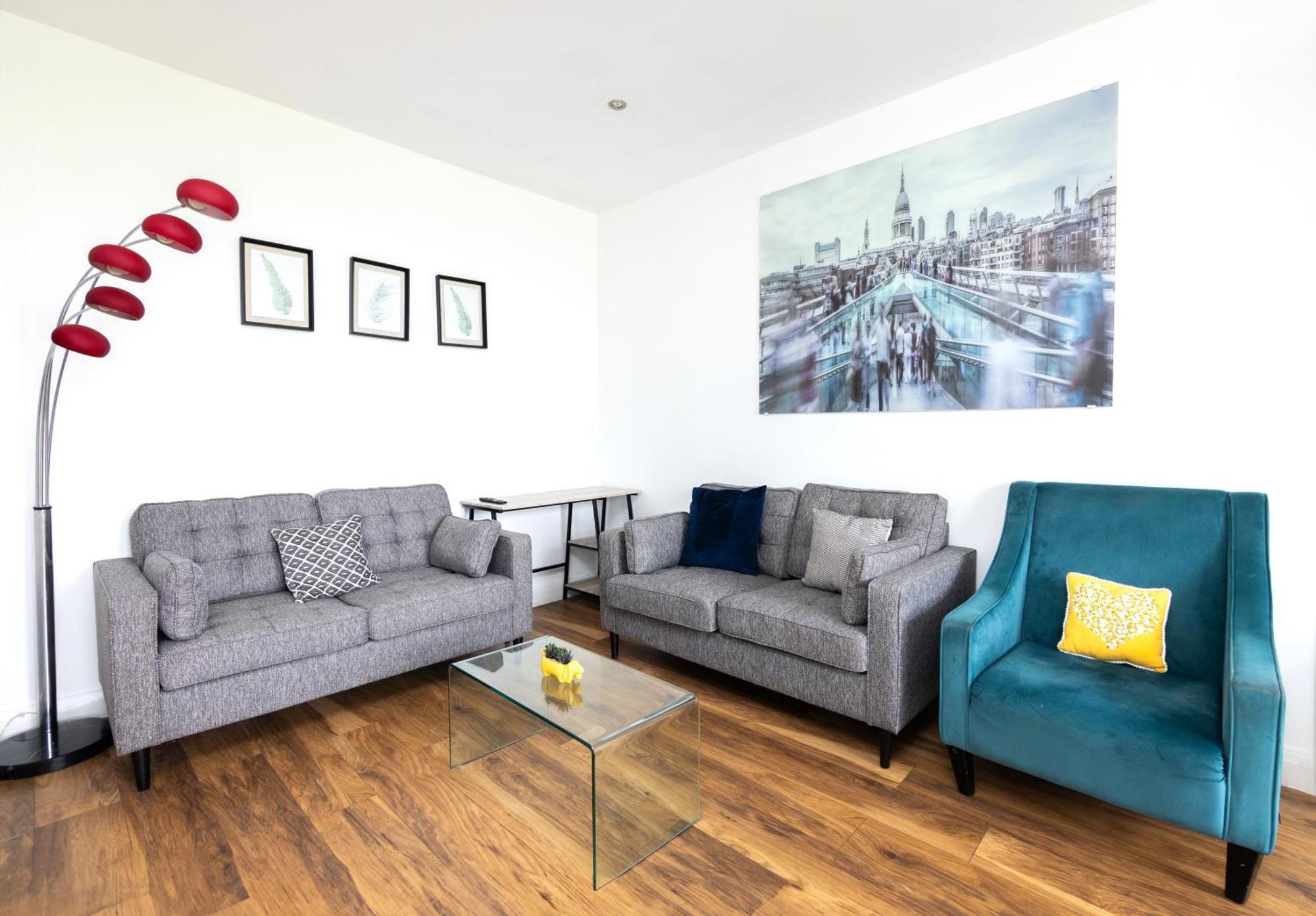 Spacious Close To City Centre With Free Secure Parking Apartment *