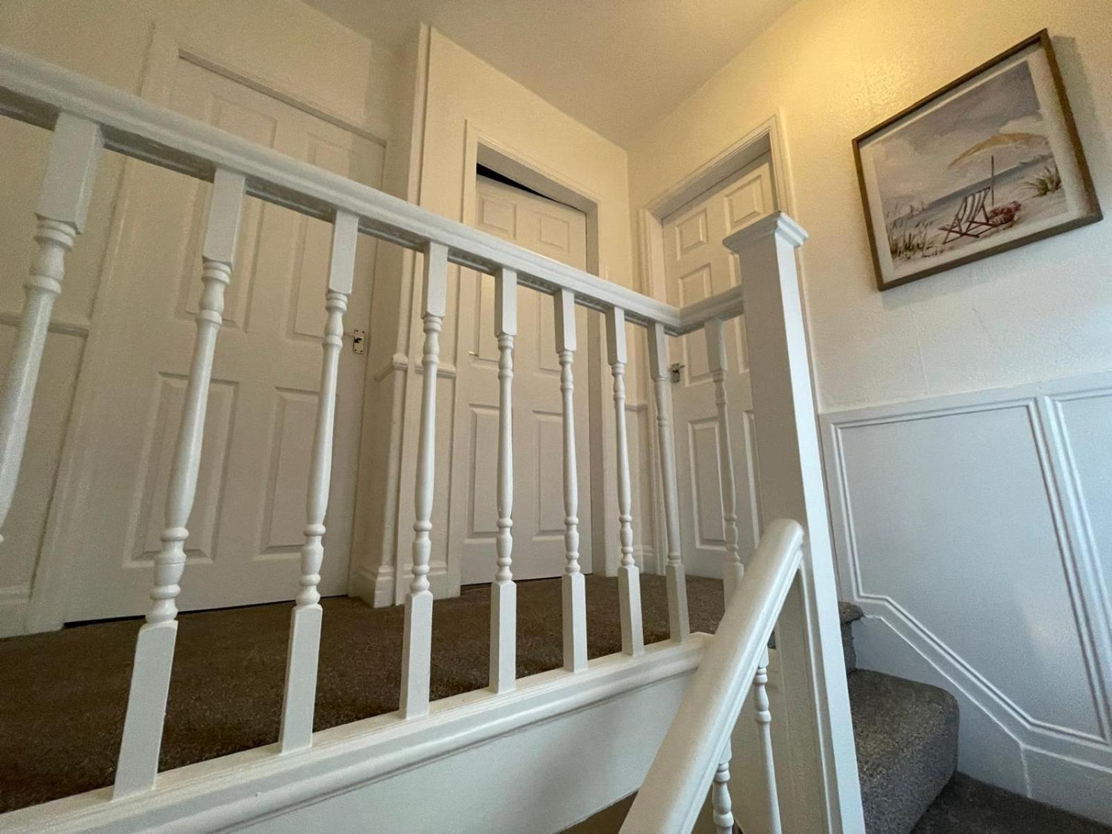 Lovely Spacious House Family & Contractor Friendly 3 Bedroom Near Leeds Centre Sleeps 8 *