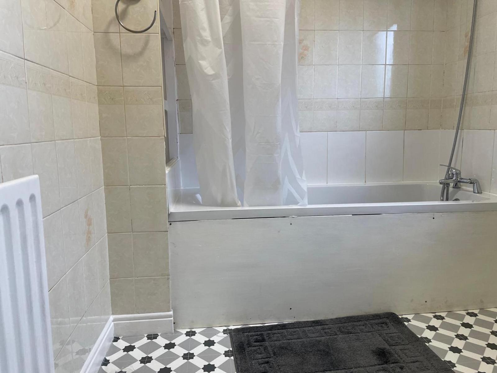 Lovely Spacious House Family & Contractor Friendly 3 Bedroom Near Leeds Centre Sleeps 8 Holiday home *