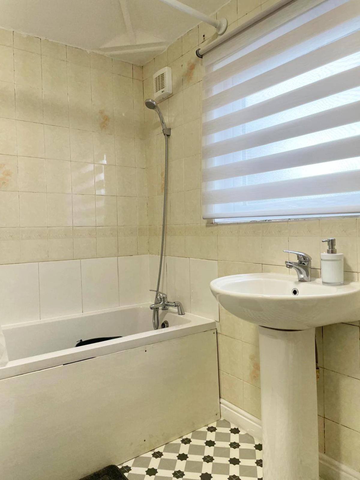 Holiday home Lovely Spacious House Family & Contractor Friendly 3 Bedroom Near Leeds Centre Sleeps 8 *