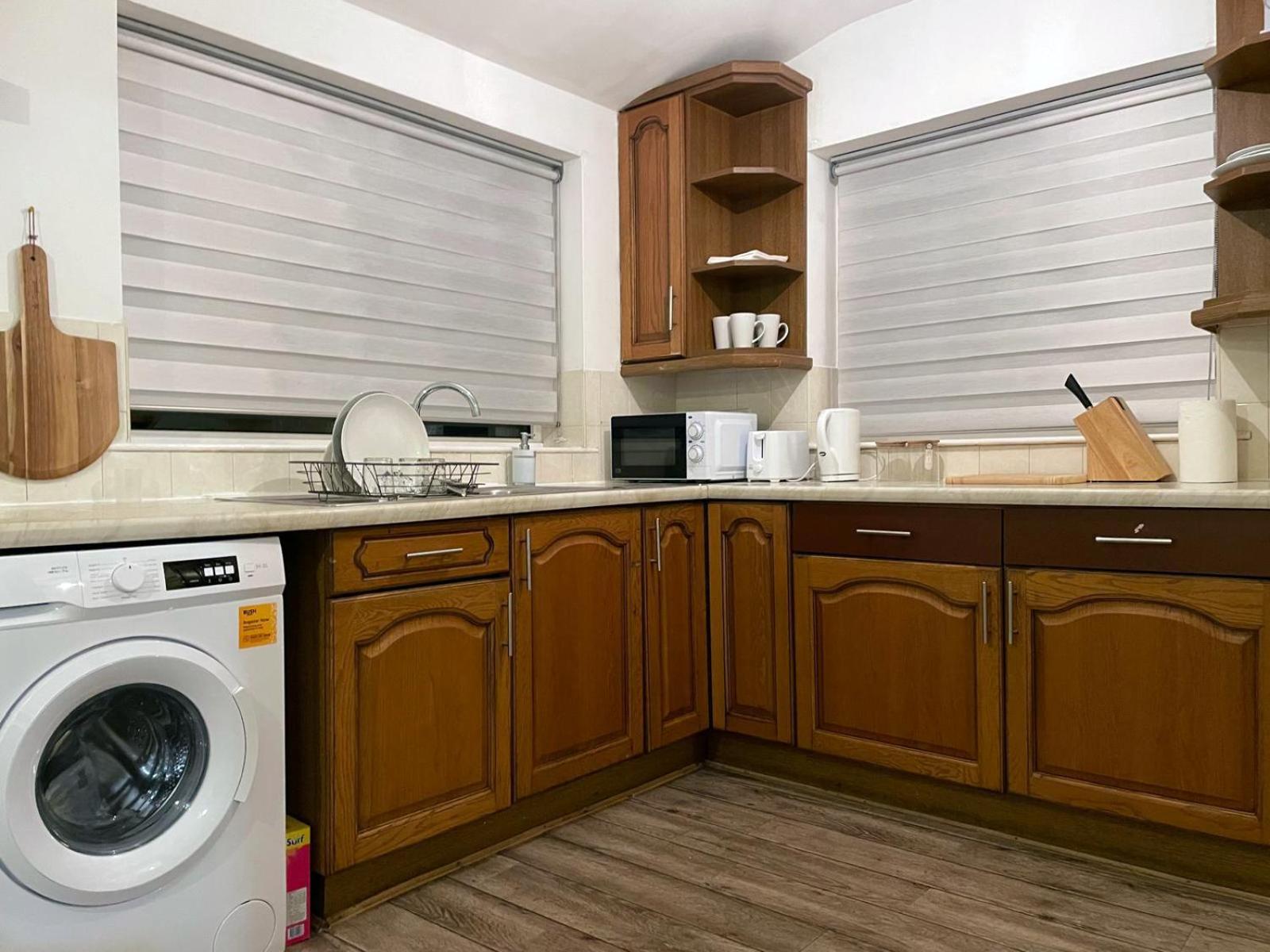 Lovely Spacious House Family & Contractor Friendly 3 Bedroom Near Leeds Centre Sleeps 8