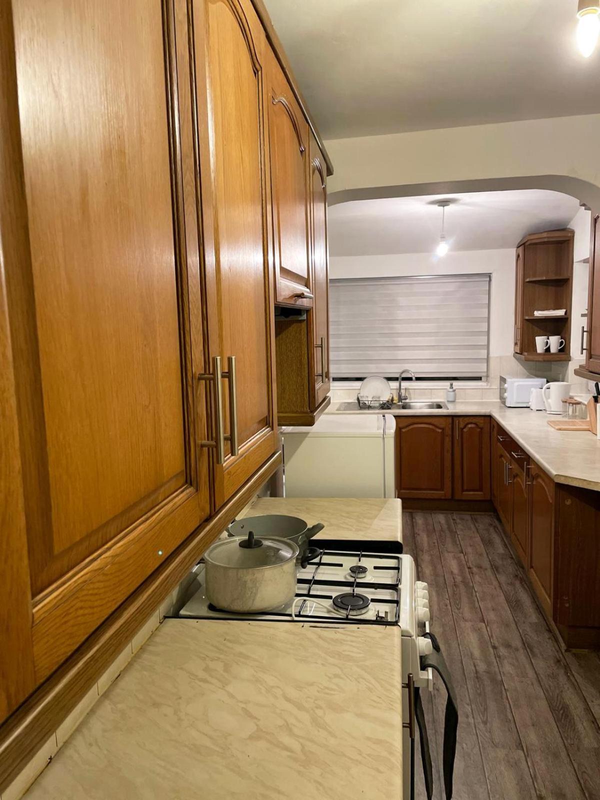 Lovely Spacious House Family & Contractor Friendly 3 Bedroom Near Leeds Centre Sleeps 8 Holiday home