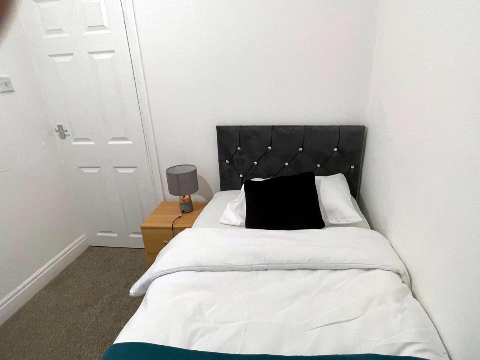 Lovely Spacious House Family & Contractor Friendly 3 Bedroom Near Leeds Centre Sleeps 8 Holiday home *