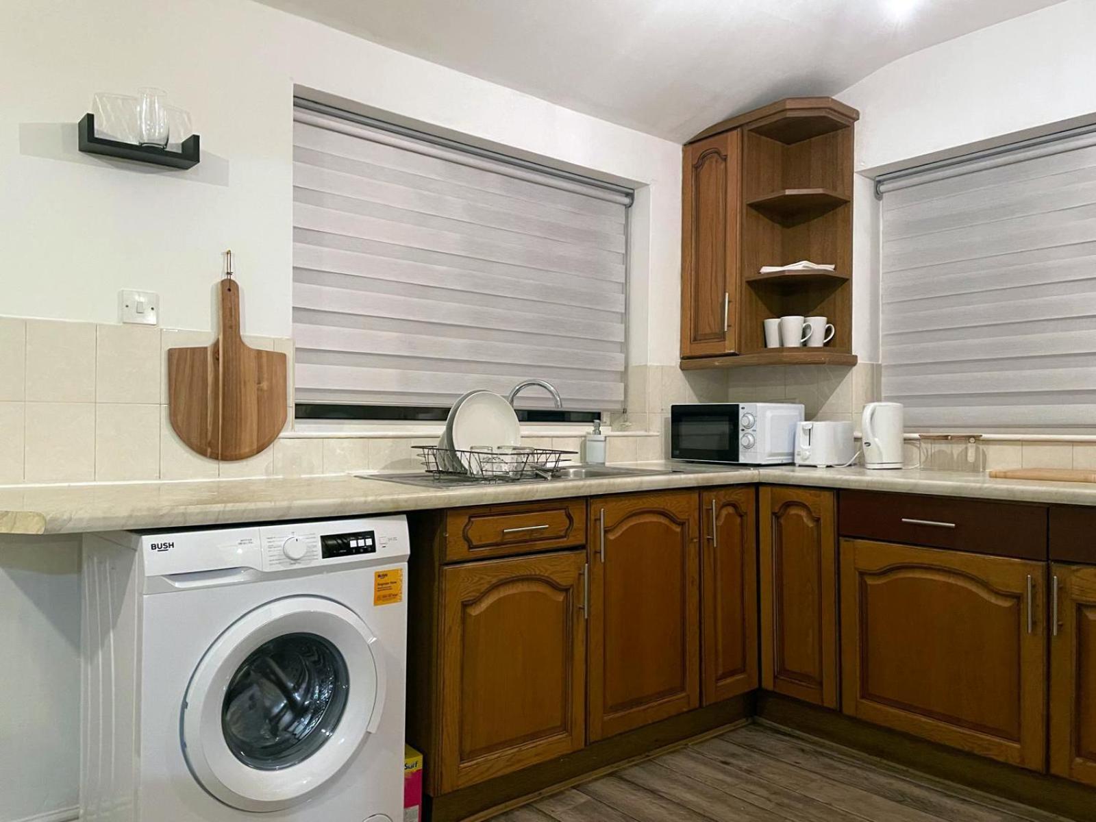 Lovely Spacious House Family & Contractor Friendly 3 Bedroom Near Leeds Centre Sleeps 8 *