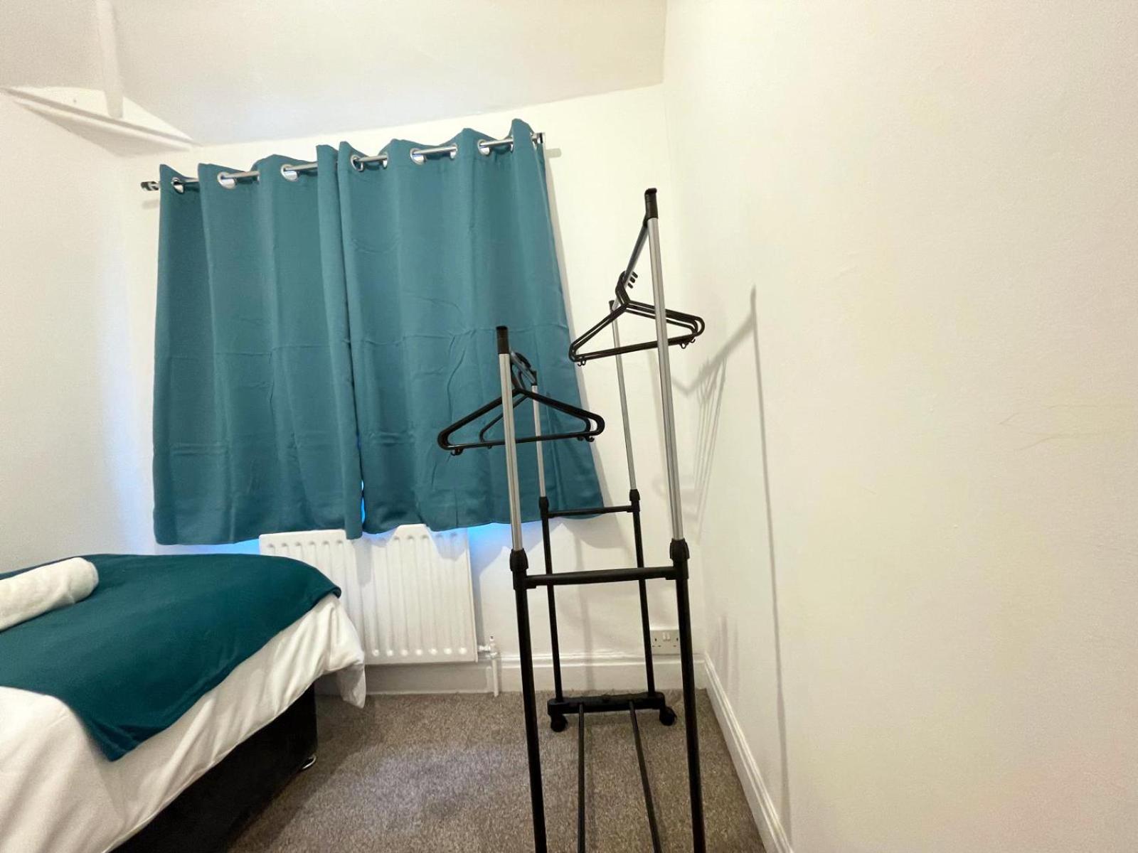 Holiday home Lovely Spacious House Family & Contractor Friendly 3 Bedroom Near Leeds Centre Sleeps 8