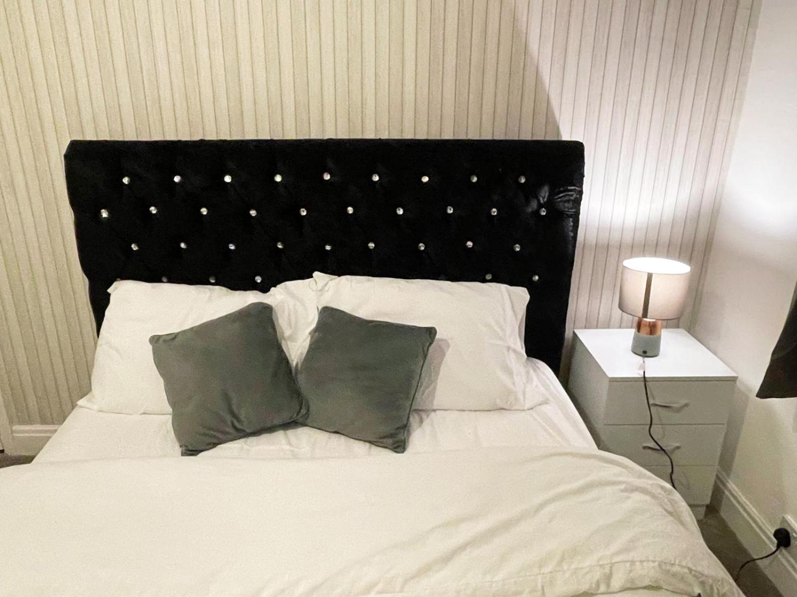 Lovely Spacious House Family & Contractor Friendly 3 Bedroom Near Leeds Centre Sleeps 8 *