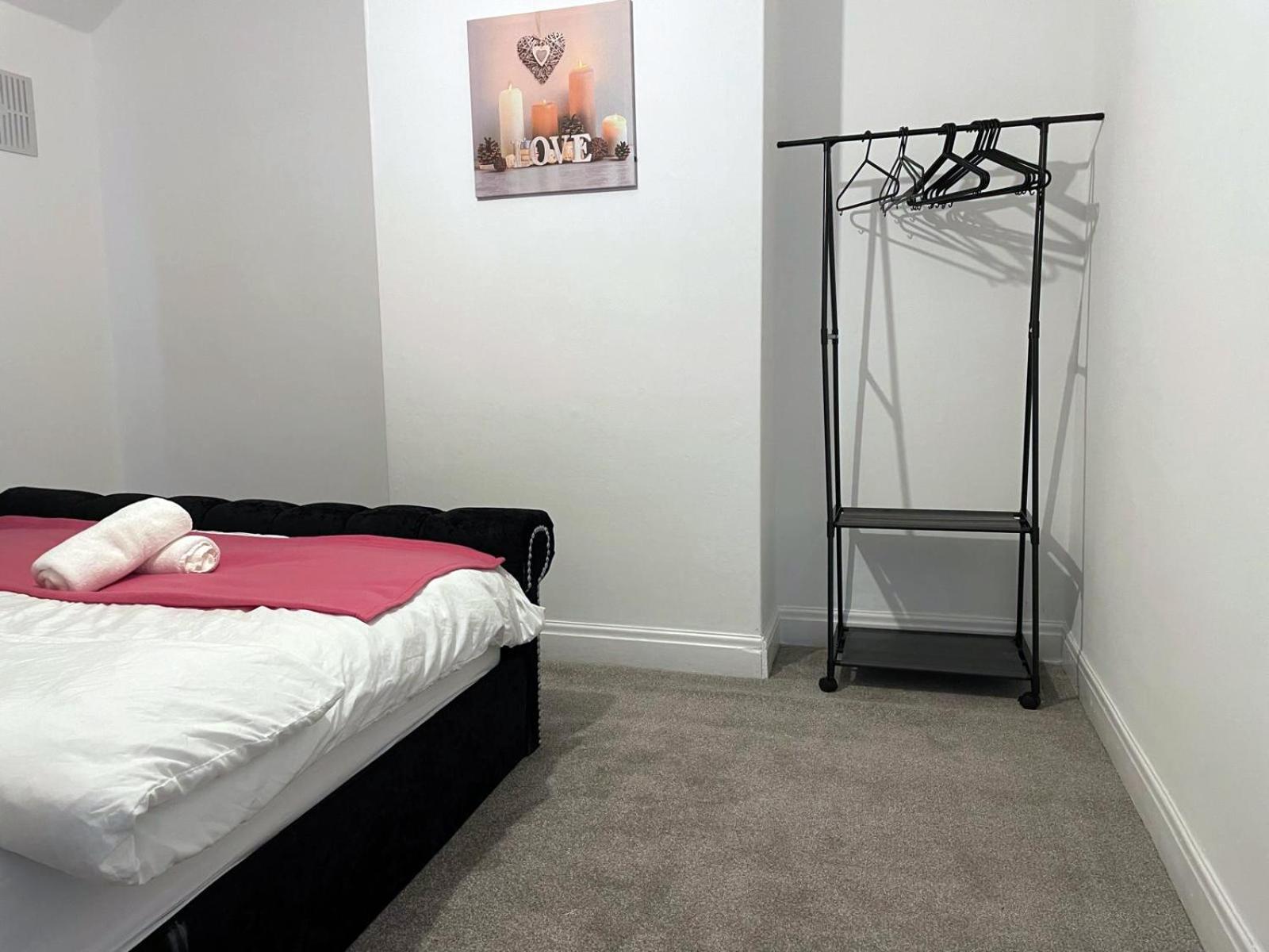 Lovely Spacious House Family & Contractor Friendly 3 Bedroom Near Leeds Centre Sleeps 8 Holiday home Leeds (West Yorkshire)