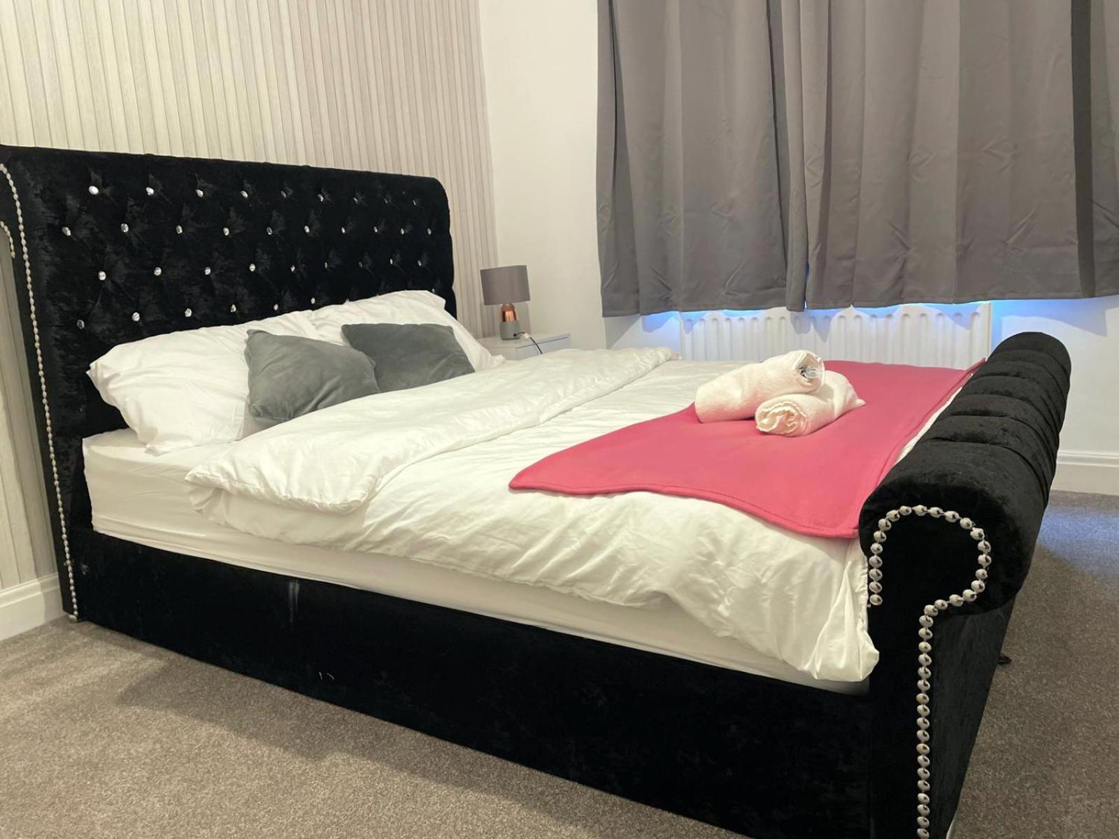 Lovely Spacious House Family & Contractor Friendly 3 Bedroom Near Leeds Centre Sleeps 8 Holiday home *