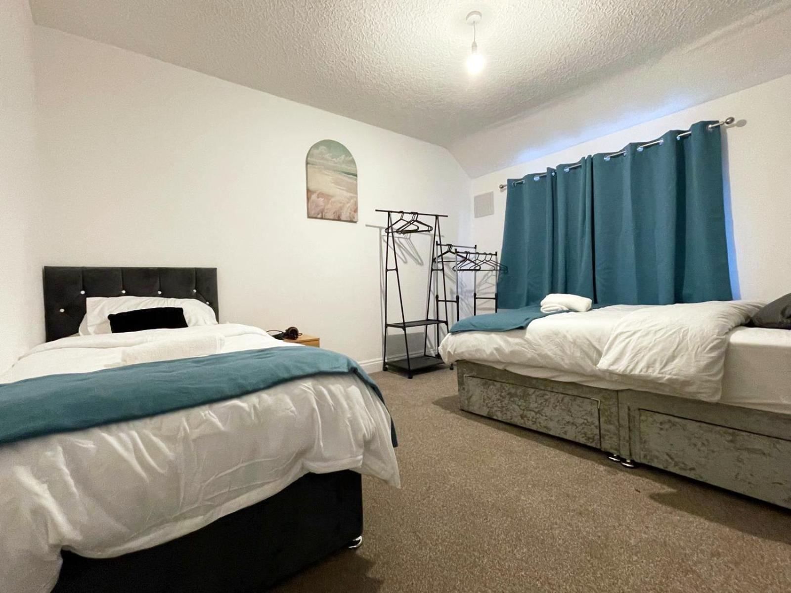 Lovely Spacious House Family & Contractor Friendly 3 Bedroom Near Leeds Centre Sleeps 8 Holiday home *