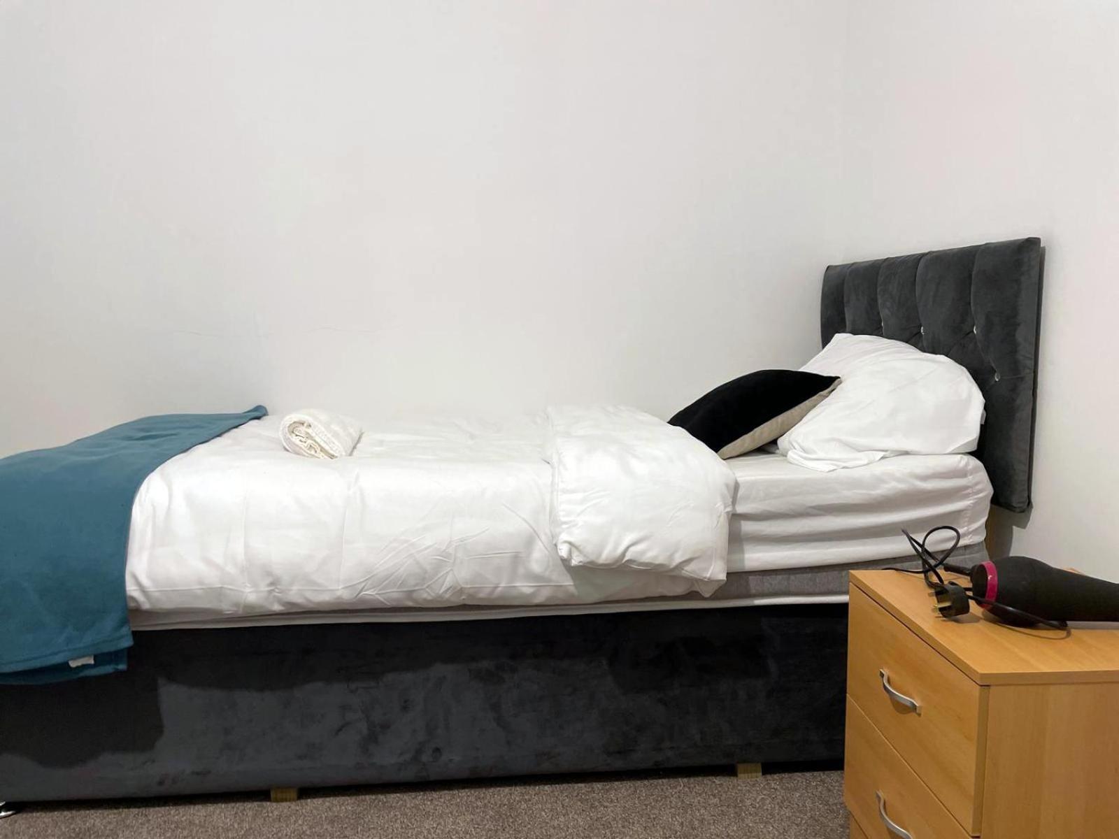Lovely Spacious House Family & Contractor Friendly 3 Bedroom Near Leeds Centre Sleeps 8 Holiday home Leeds (West Yorkshire)