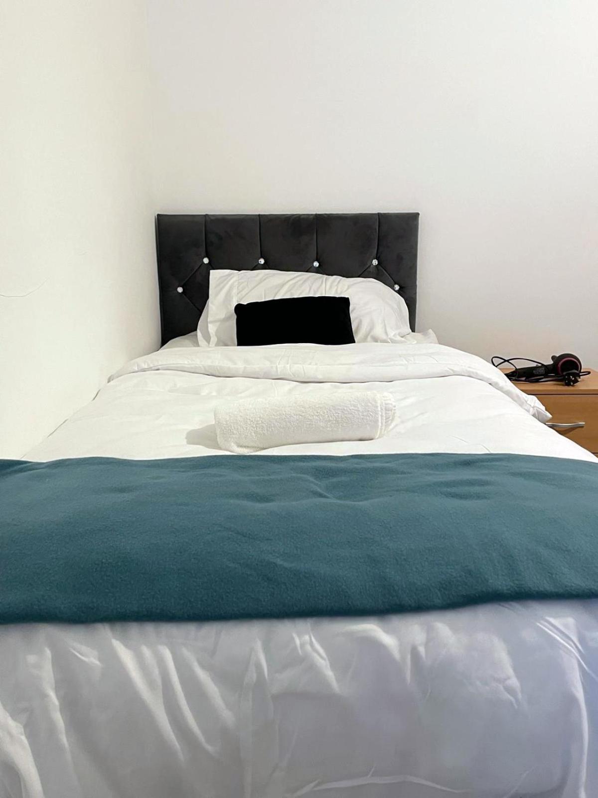 Holiday home Lovely Spacious House Family & Contractor Friendly 3 Bedroom Near Leeds Centre Sleeps 8 Leeds (West Yorkshire)