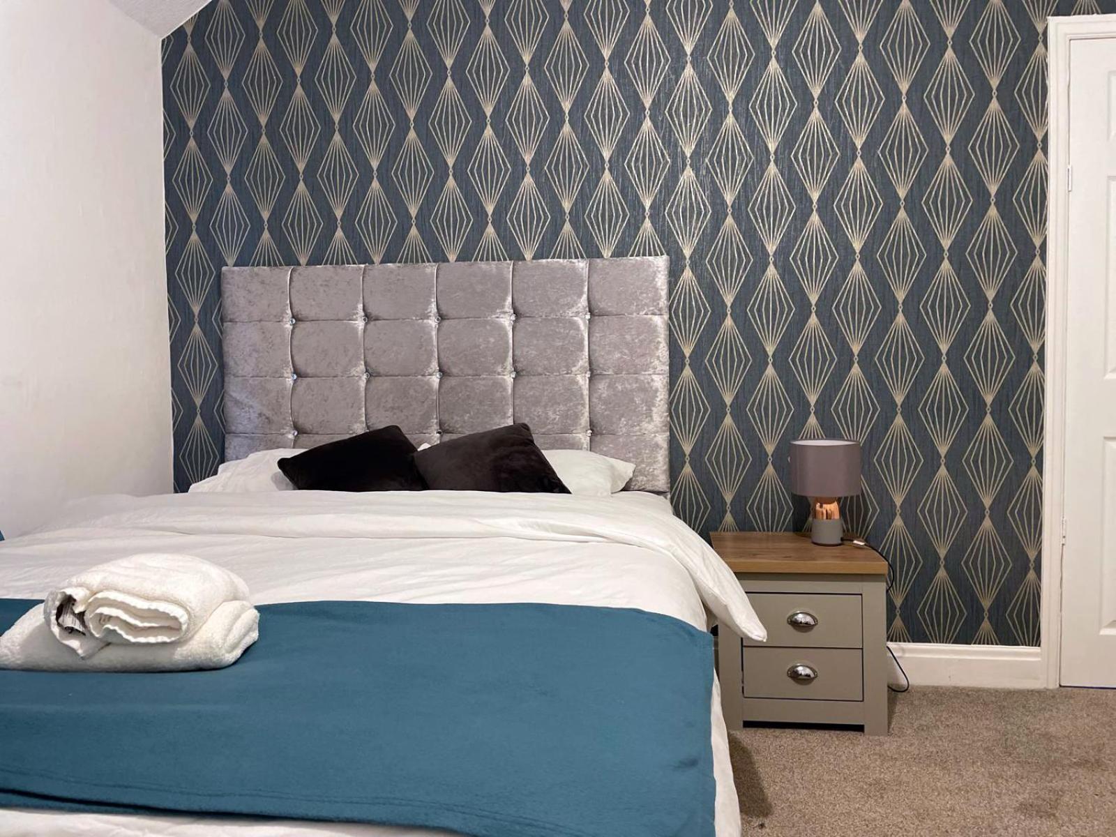 Lovely Spacious House Family & Contractor Friendly 3 Bedroom Near Leeds Centre Sleeps 8 Holiday home Leeds (West Yorkshire)