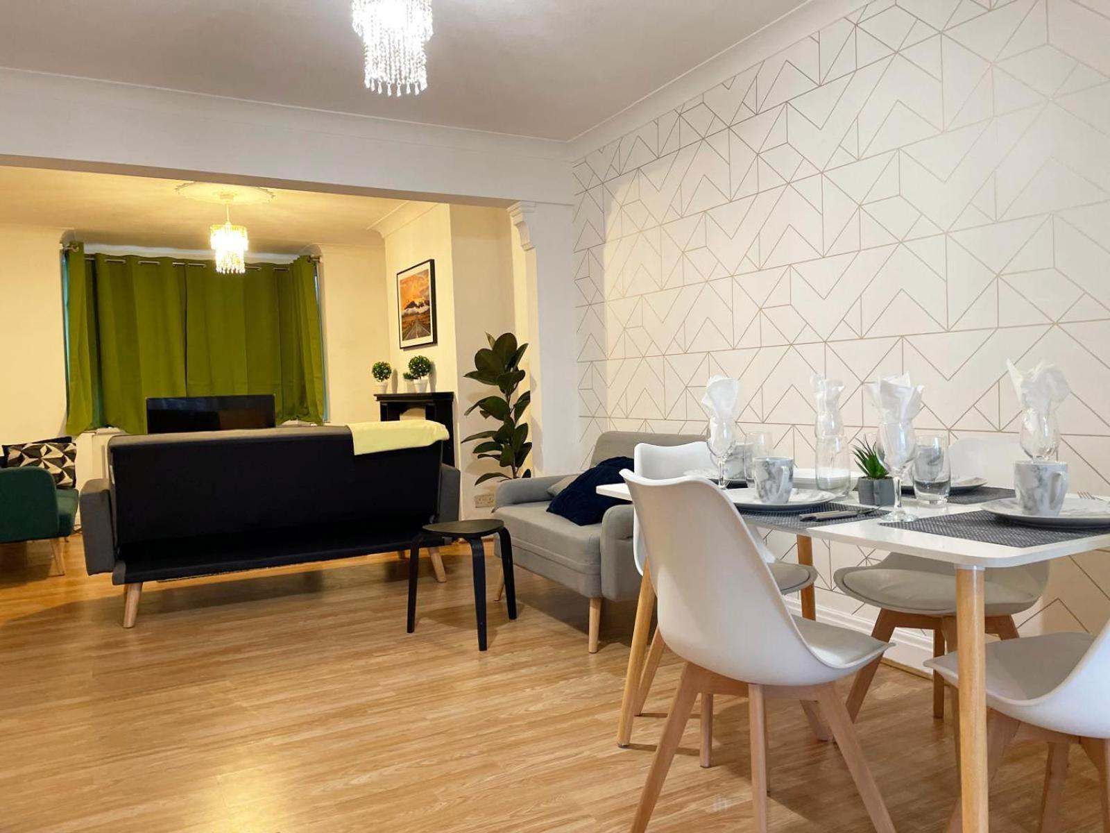 Lovely Spacious House Family & Contractor Friendly 3 Bedroom Near Leeds Centre Sleeps 8 *