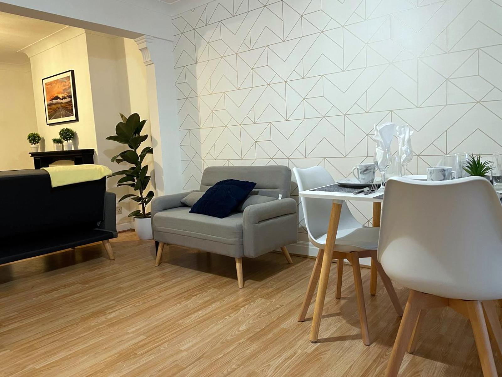 Holiday home Lovely Spacious House Family & Contractor Friendly 3 Bedroom Near Leeds Centre Sleeps 8