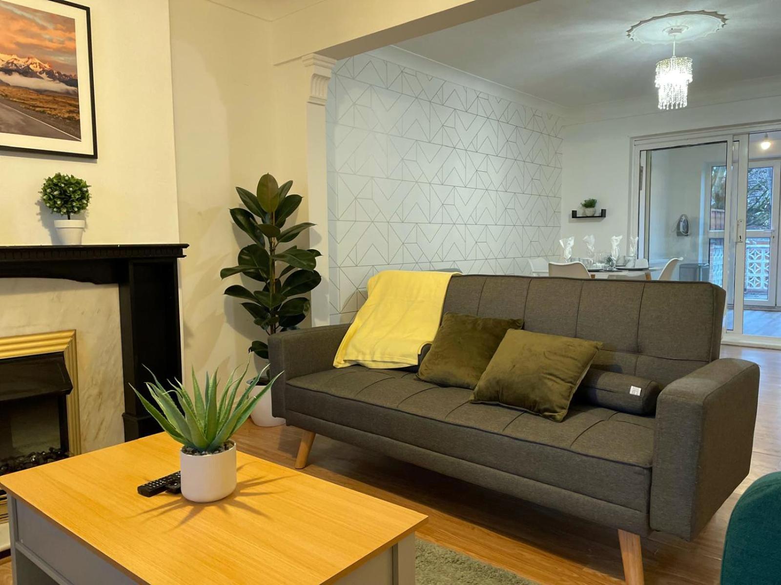 Holiday home Lovely Spacious House Family & Contractor Friendly 3 Bedroom Near Leeds Centre Sleeps 8 *