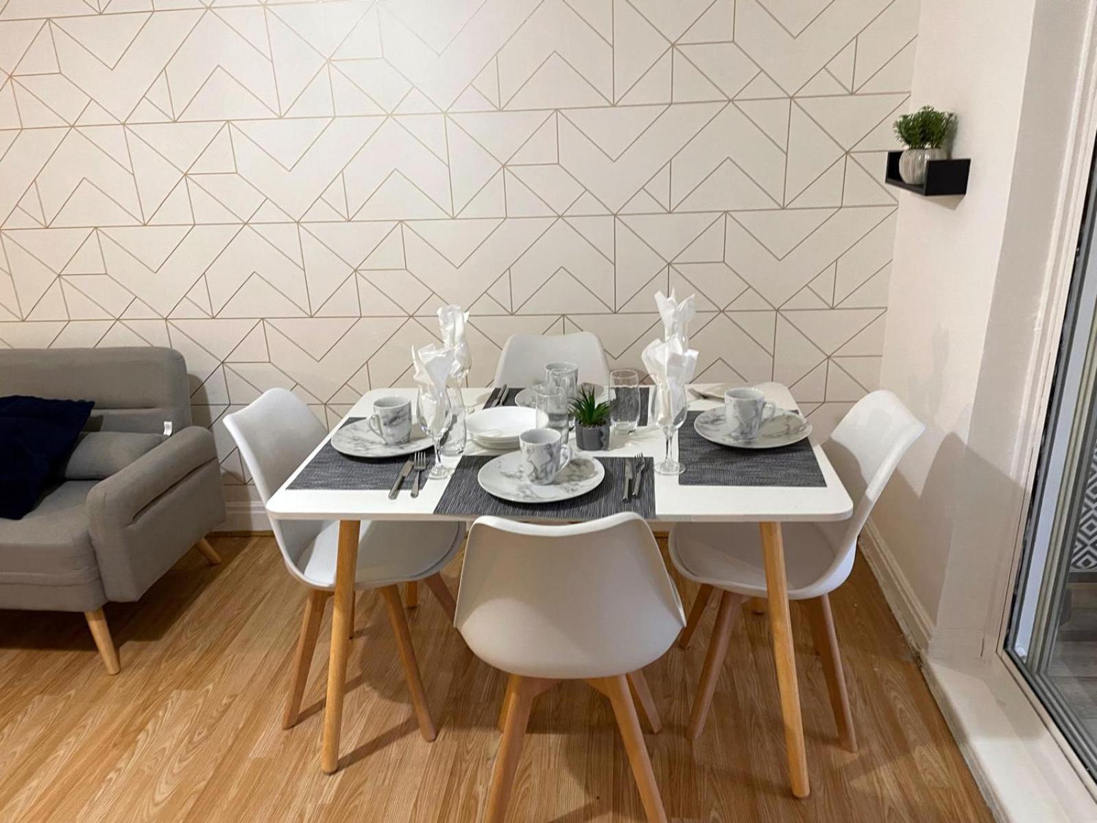 Lovely Spacious House Family & Contractor Friendly 3 Bedroom Near Leeds Centre Sleeps 8 *
