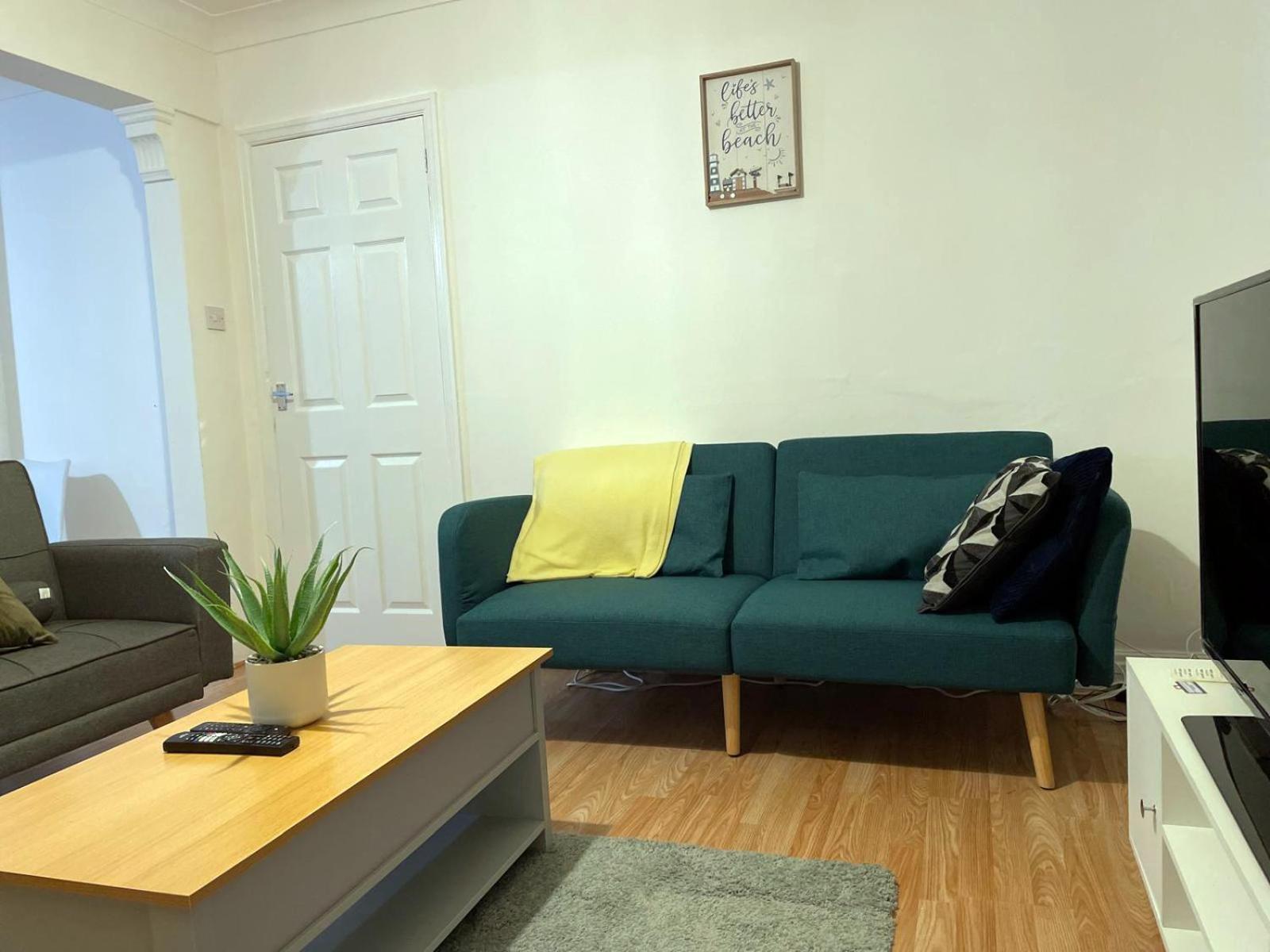 Lovely Spacious House Family & Contractor Friendly 3 Bedroom Near Leeds Centre Sleeps 8 * Leeds (West Yorkshire)
