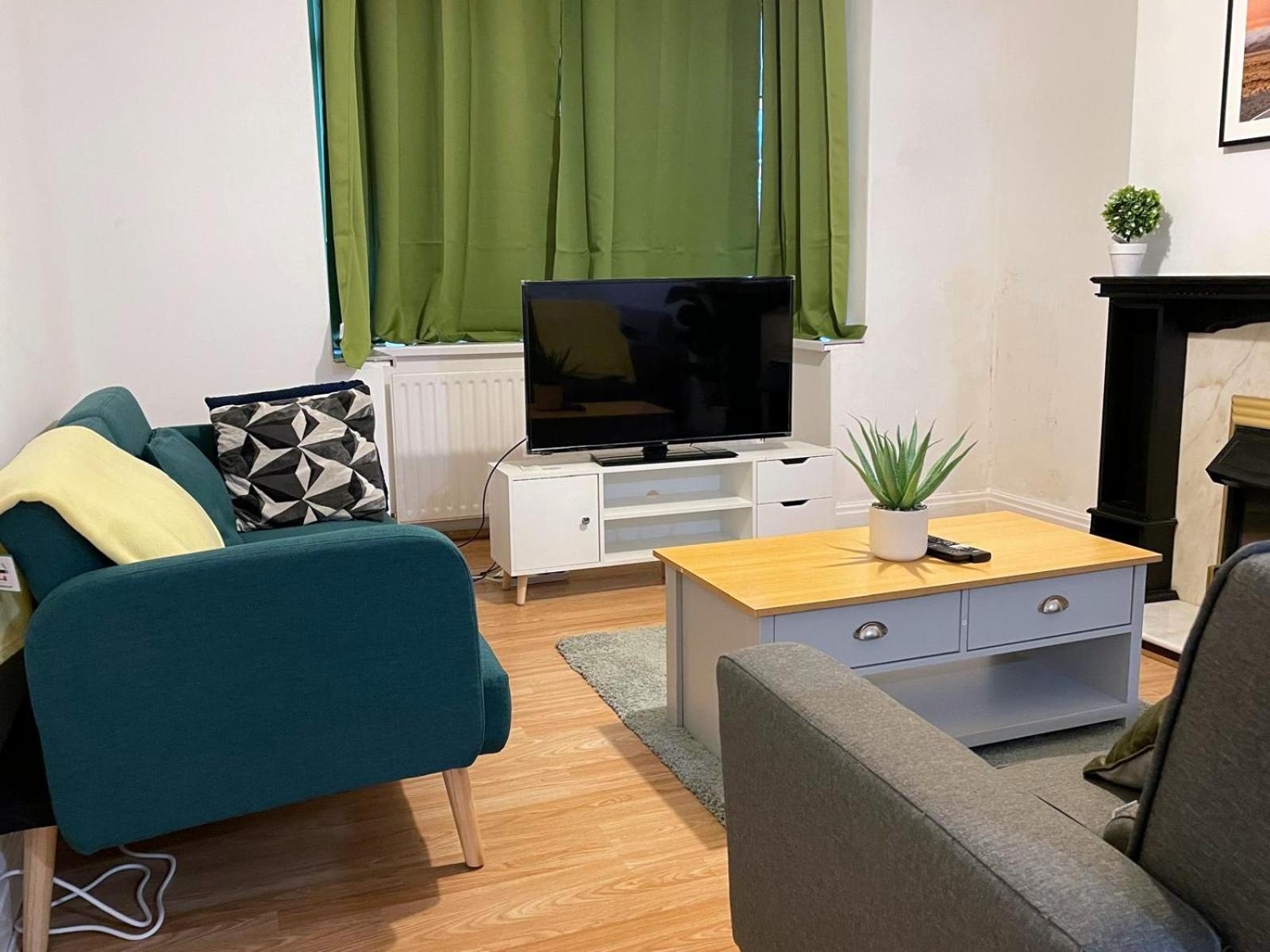 Holiday home Lovely Spacious House Family & Contractor Friendly 3 Bedroom Near Leeds Centre Sleeps 8
