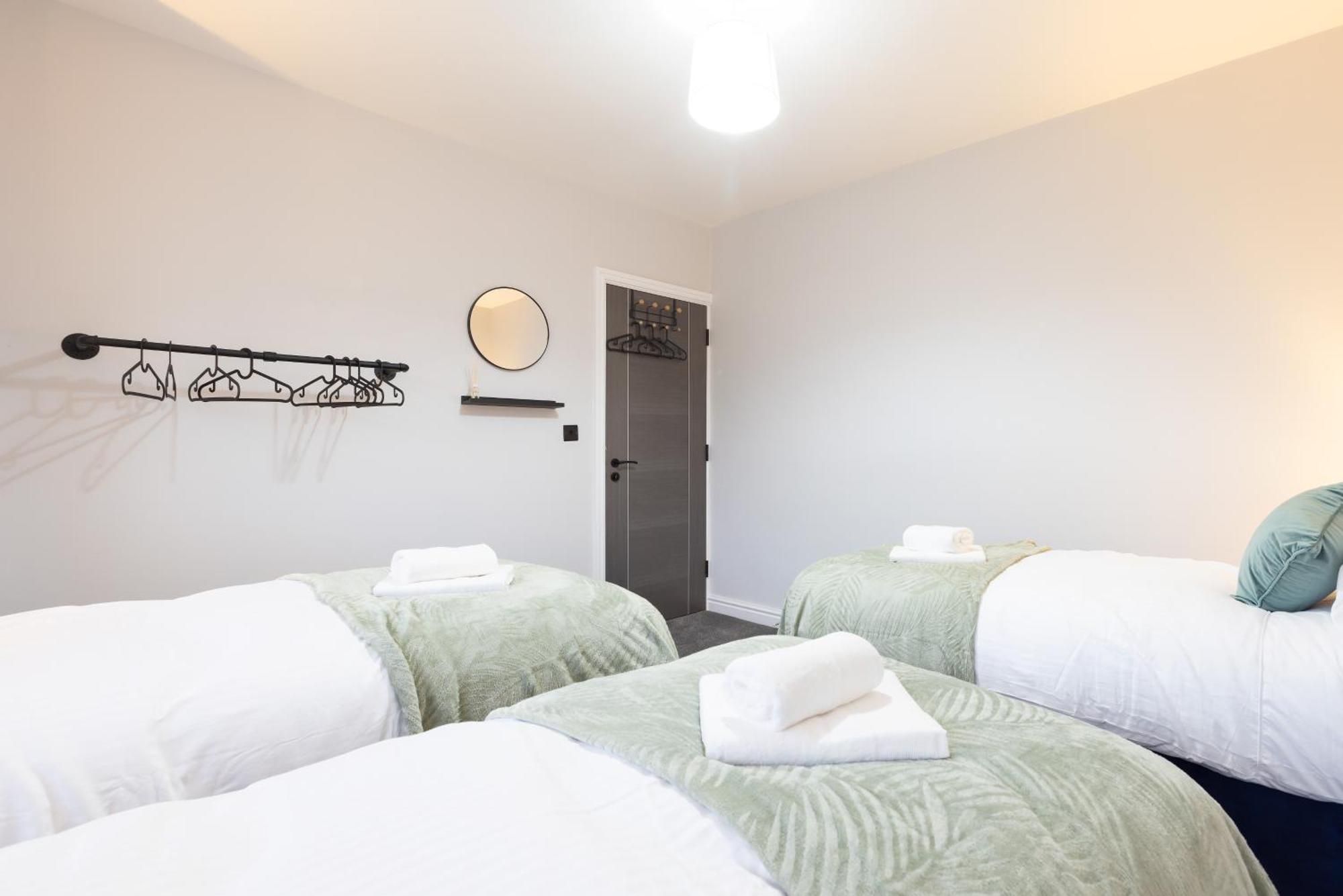 Apartment 4 Bdr Home, Sleeps 10, Contractor Leeds (West Yorkshire)
