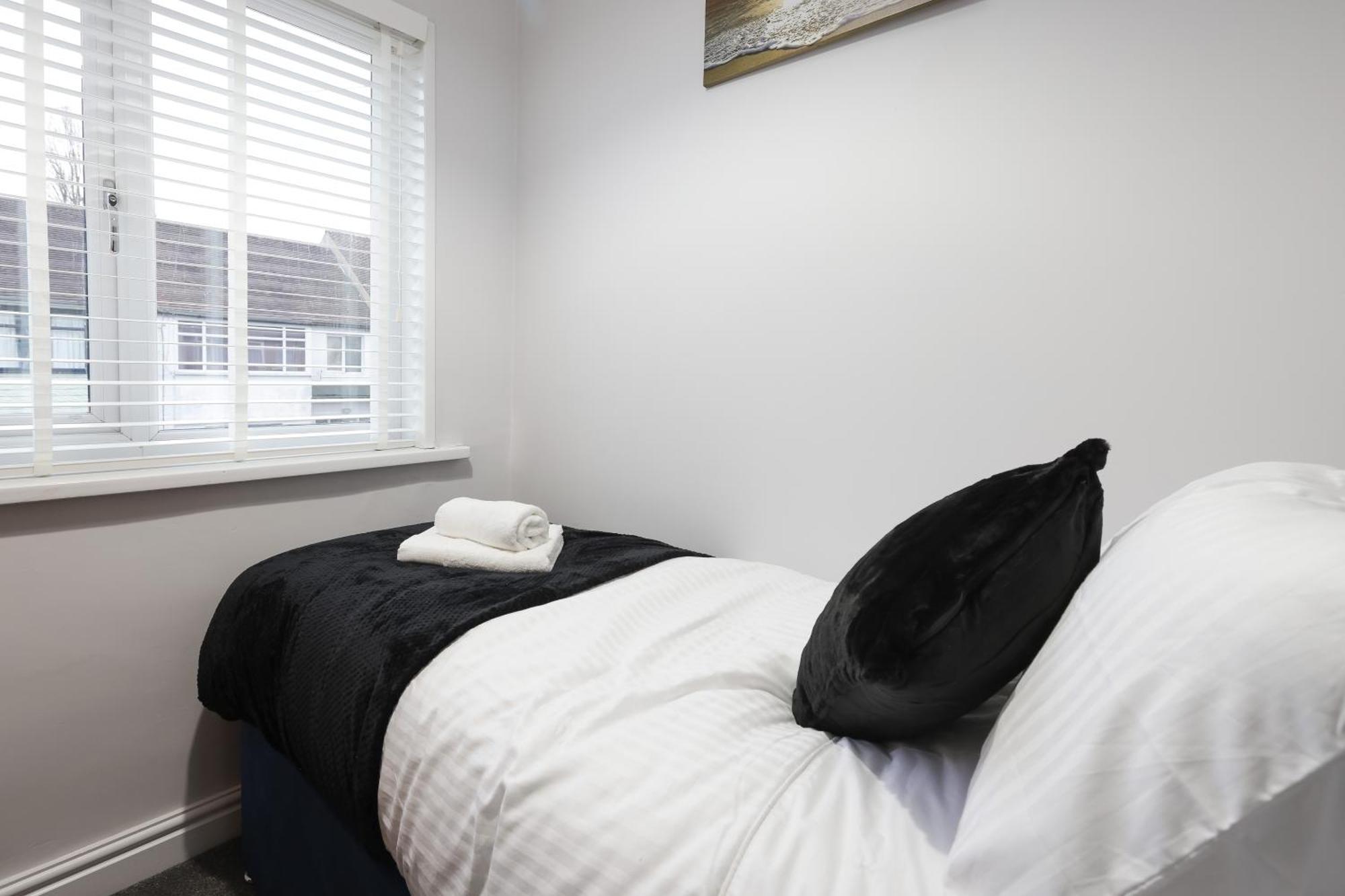4 Bdr Home, Sleeps 10, Contractor Leeds (West Yorkshire)