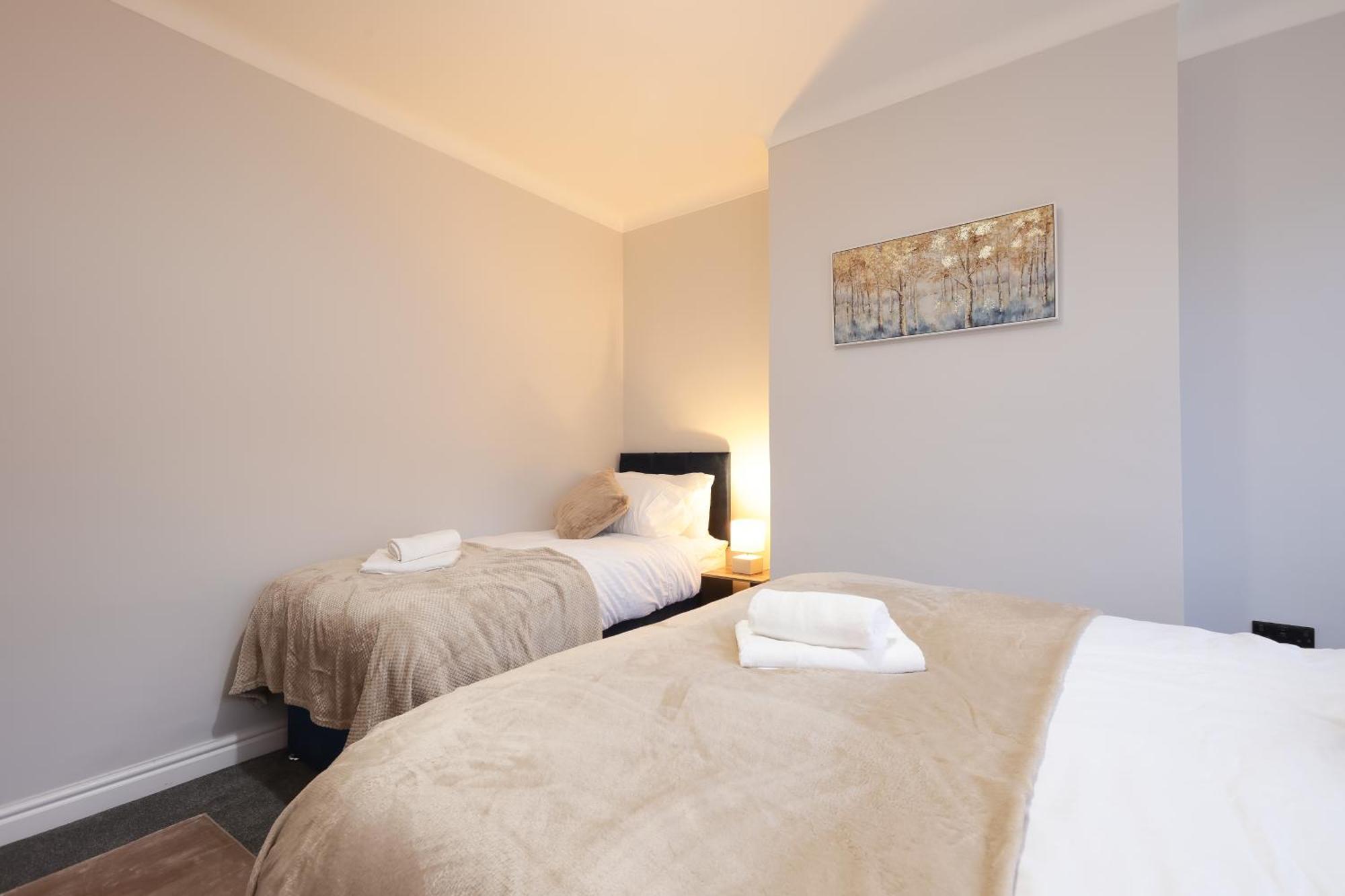 4 Bdr Home, Sleeps 10, Contractor * Leeds (West Yorkshire)