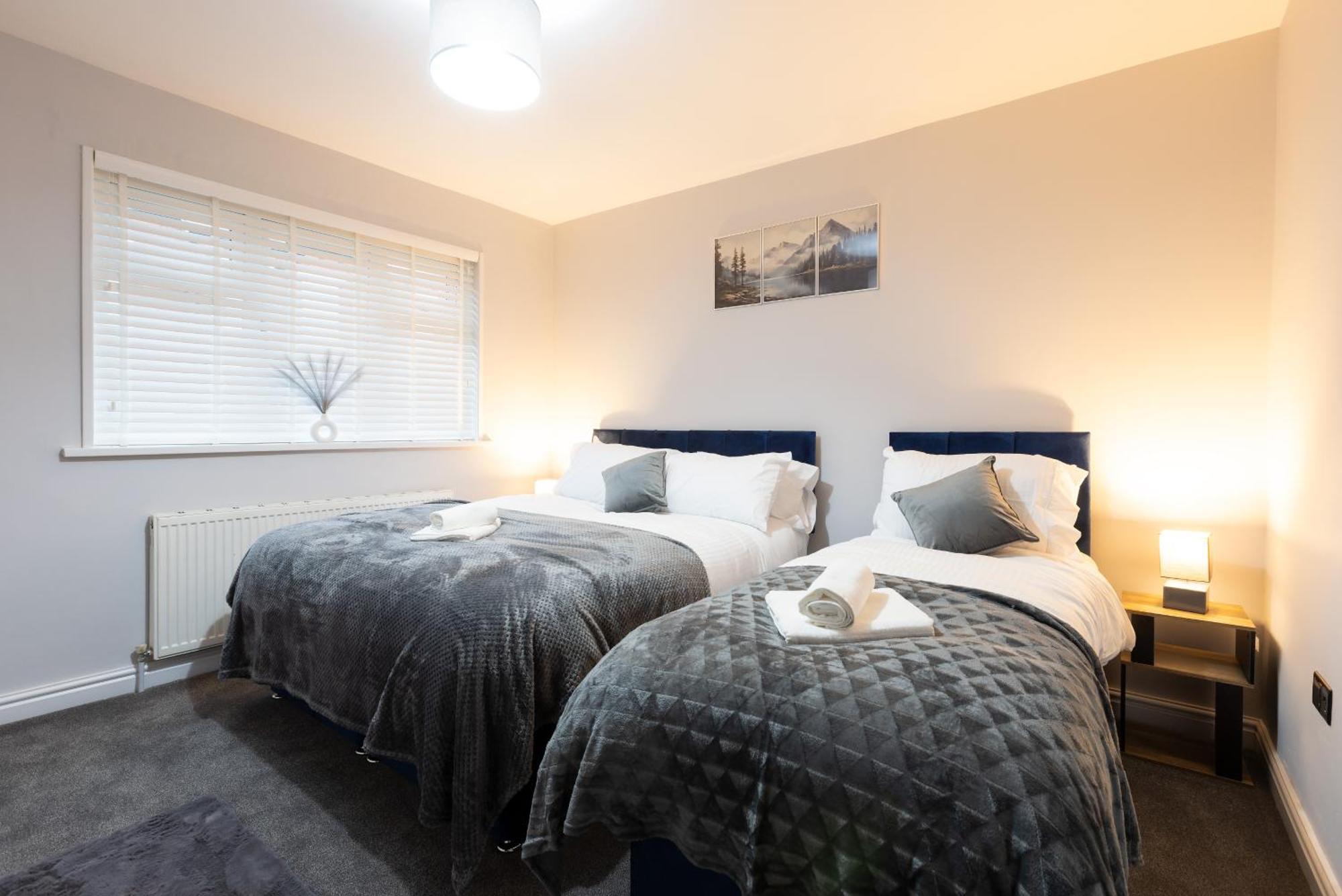 4 Bdr Home, Sleeps 10, Contractor Apartment