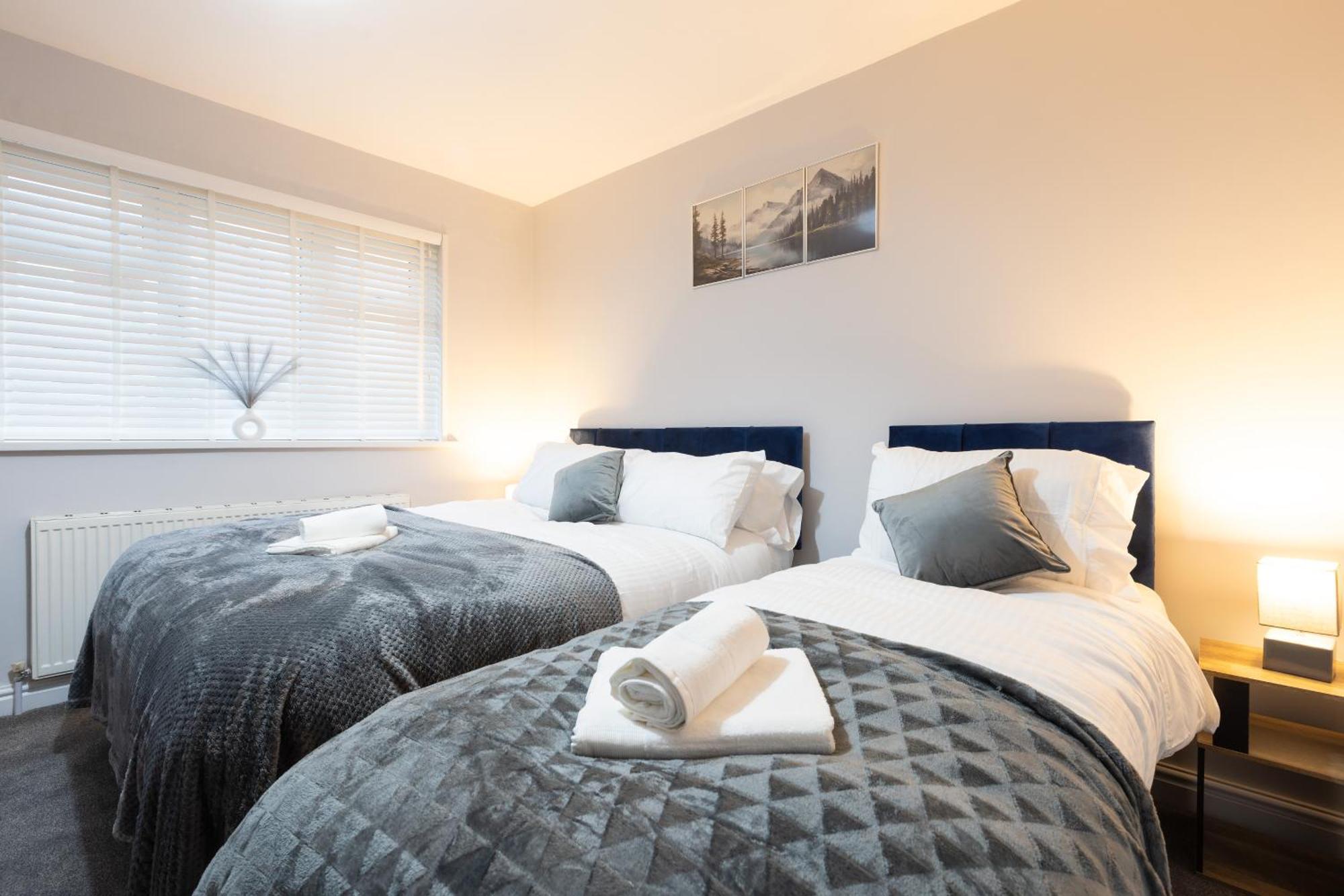 4 Bdr Home, Sleeps 10, Contractor