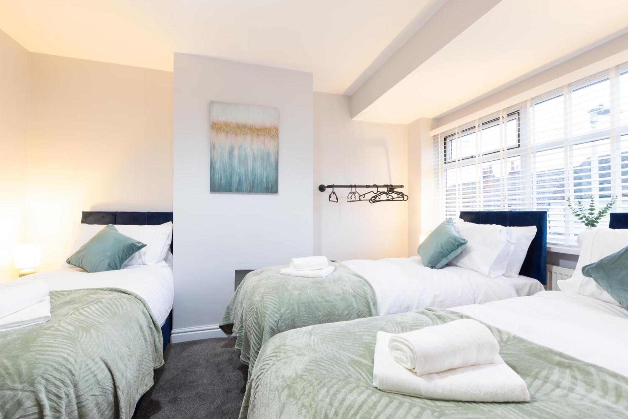 4 Bdr Home, Sleeps 10, Contractor Leeds (West Yorkshire)