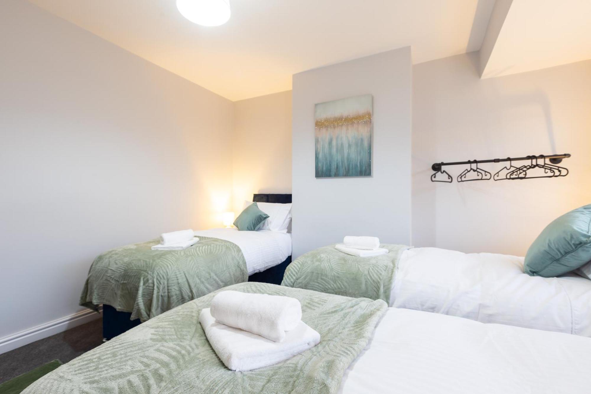 4 Bdr Home, Sleeps 10, Contractor
