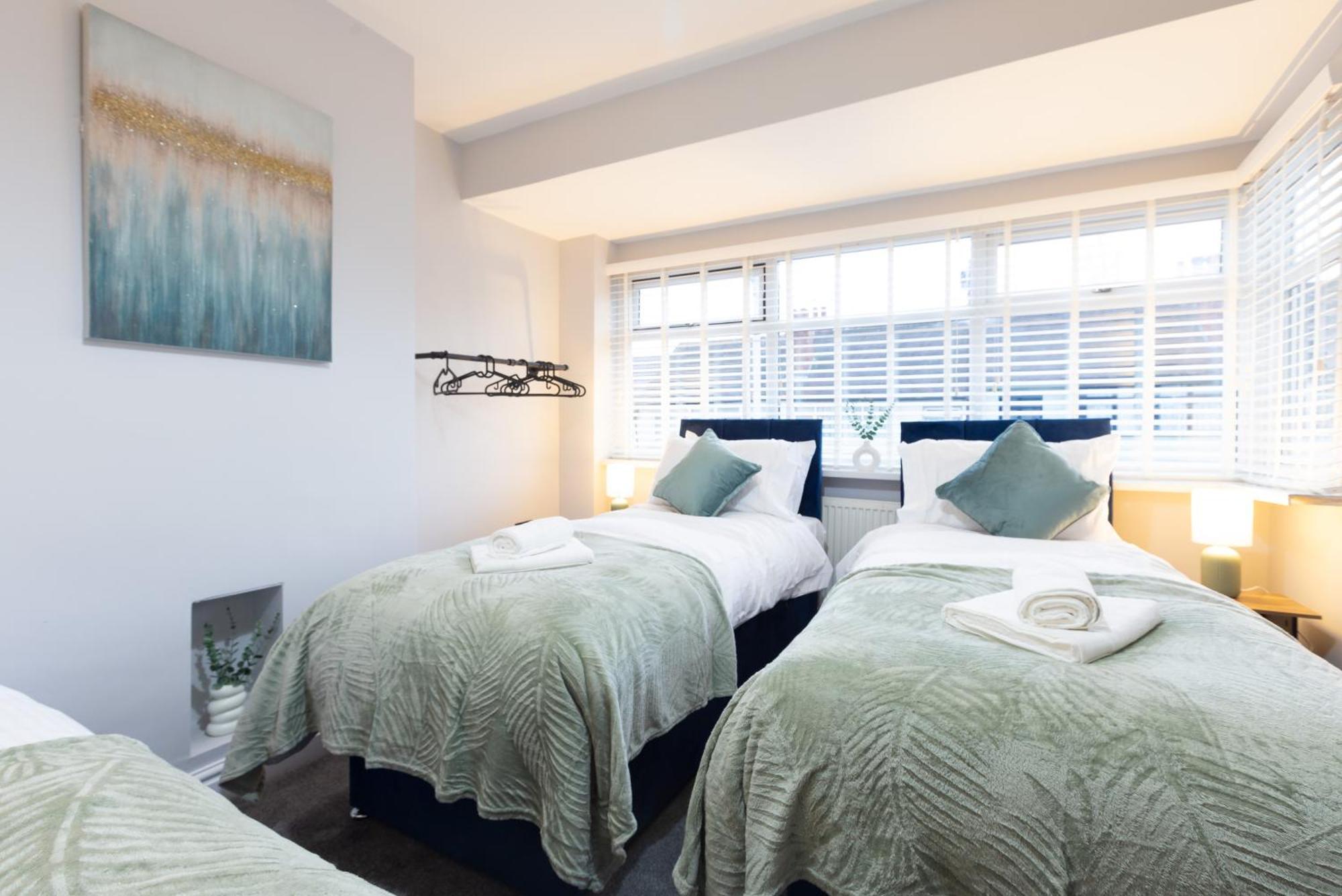 Apartment 4 Bdr Home, Sleeps 10, Contractor *