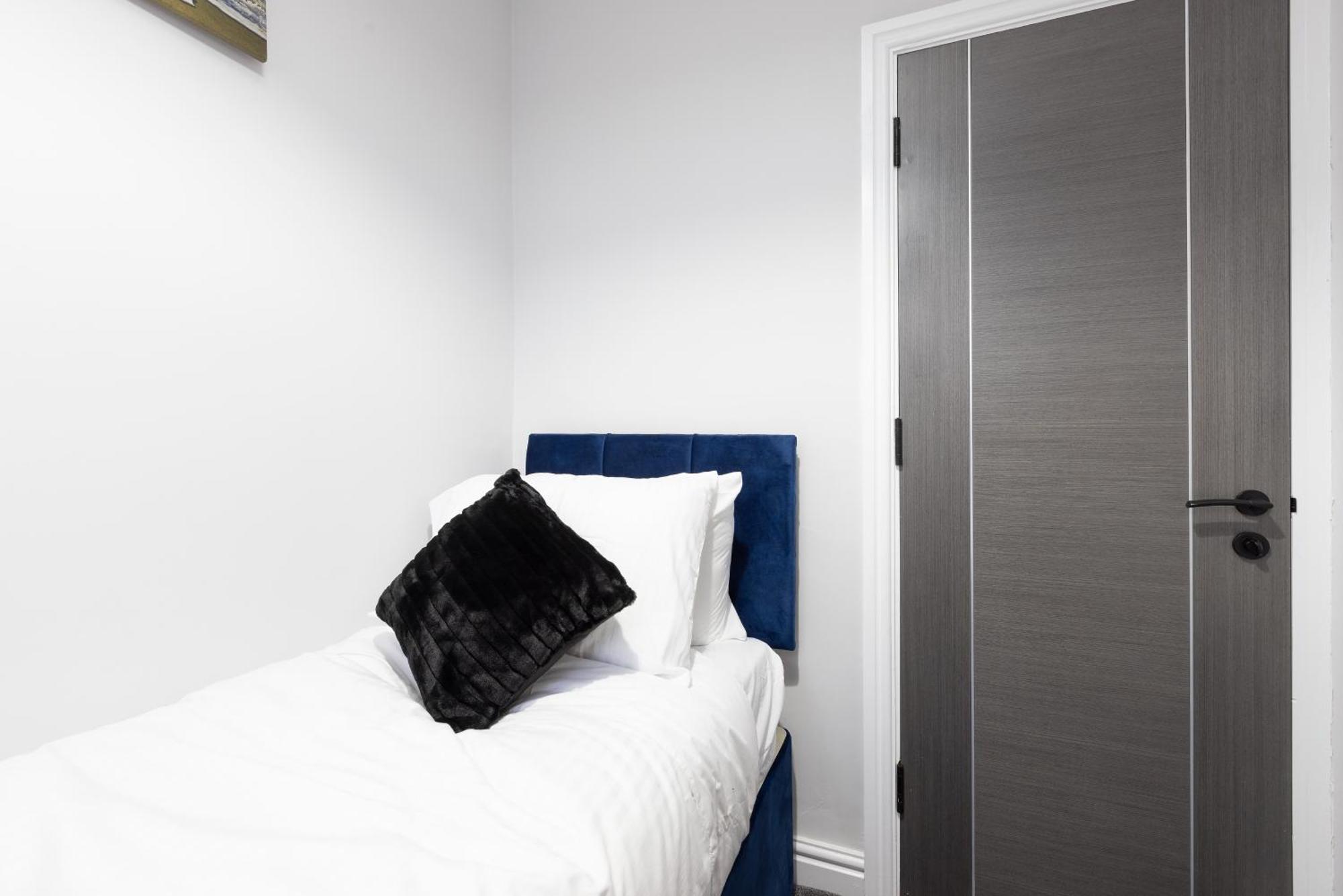 Apartment 4 Bdr Home, Sleeps 10, Contractor Leeds (West Yorkshire)