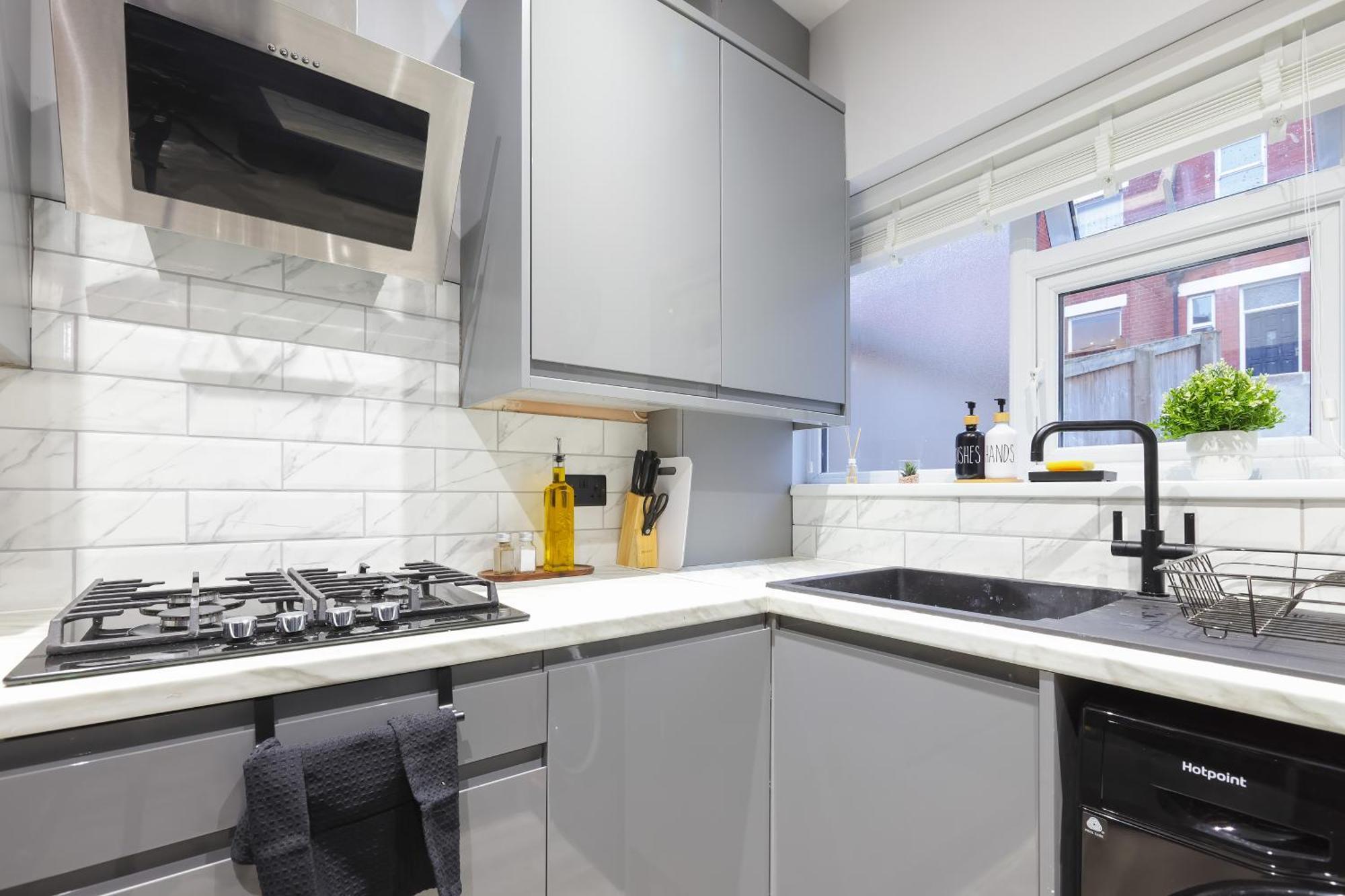4 Bdr Home, Sleeps 10, Contractor Apartment