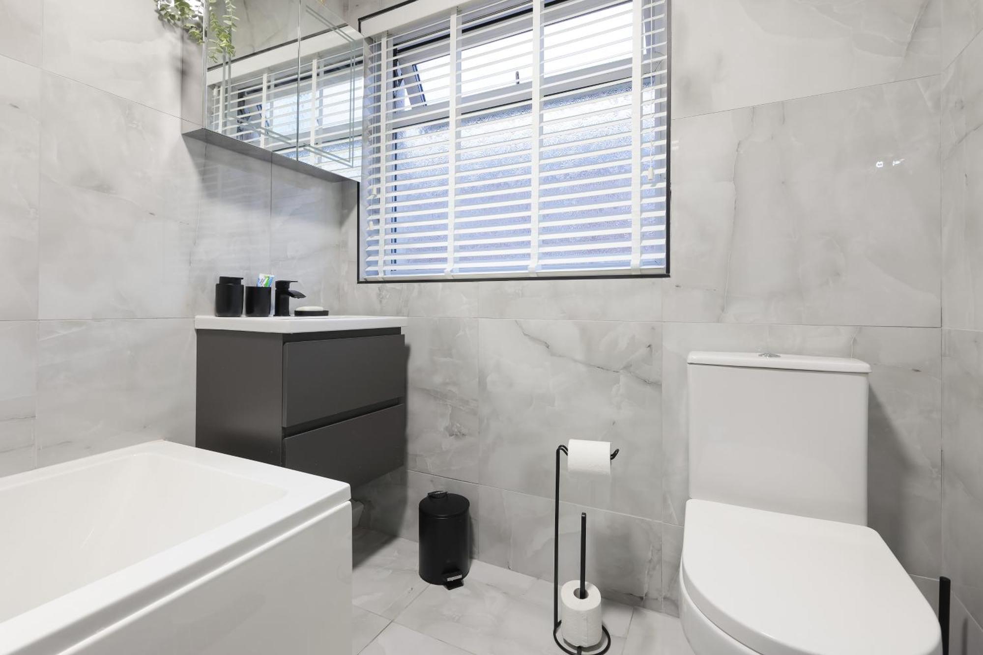 4 Bdr Home, Sleeps 10, Contractor Apartment *