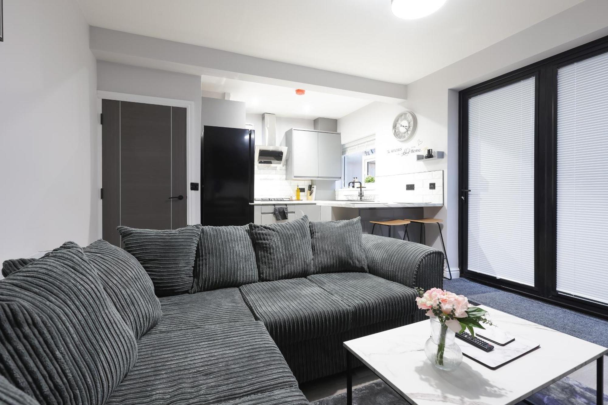 4 Bdr Home, Sleeps 10, Contractor Apartment Leeds (West Yorkshire)